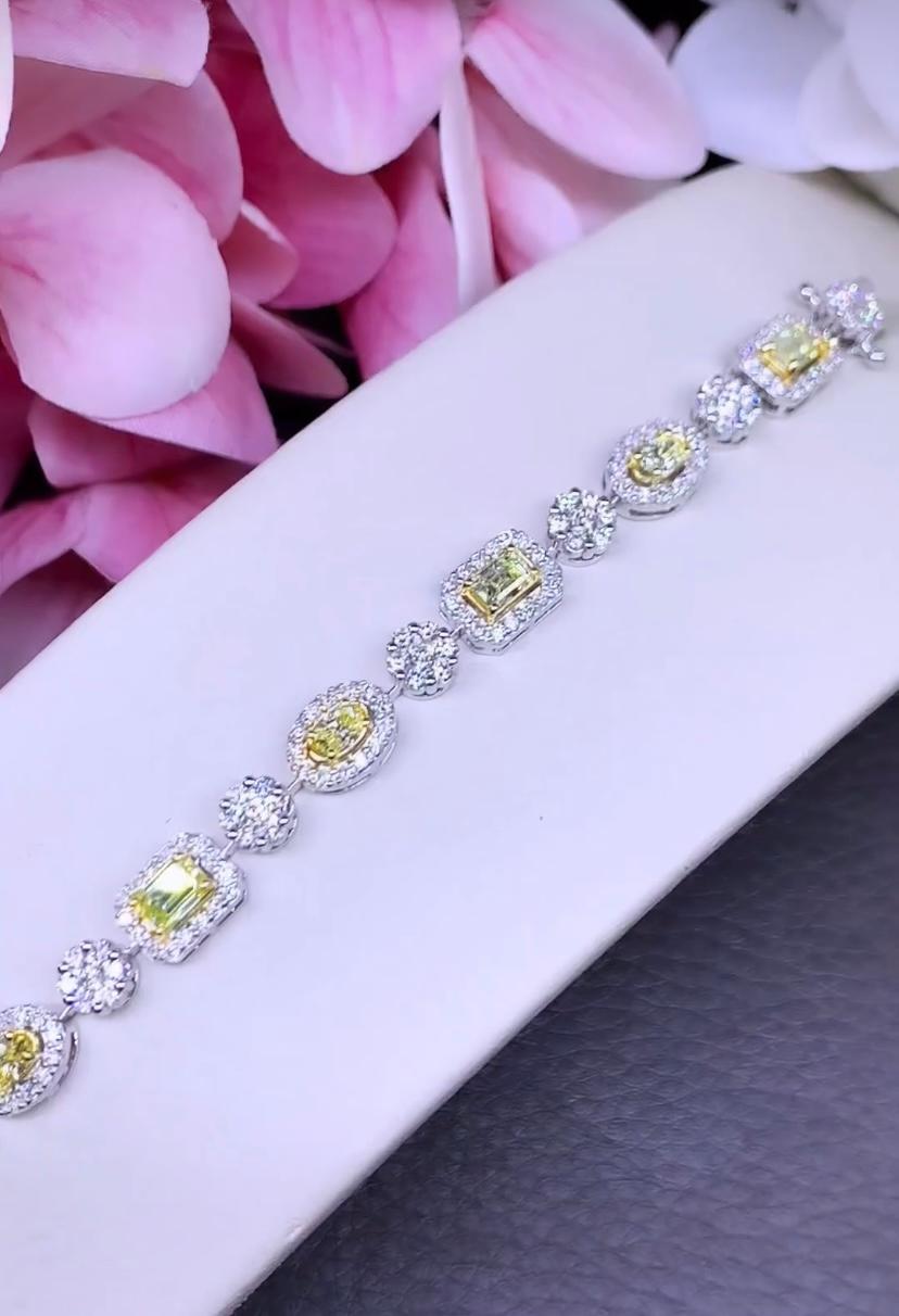 AIG Certified 2.17 Ct Fancy Yellow Diamonds  2.40 Ct Diamonds 18k Gold Bracelet In New Condition For Sale In Massafra, IT