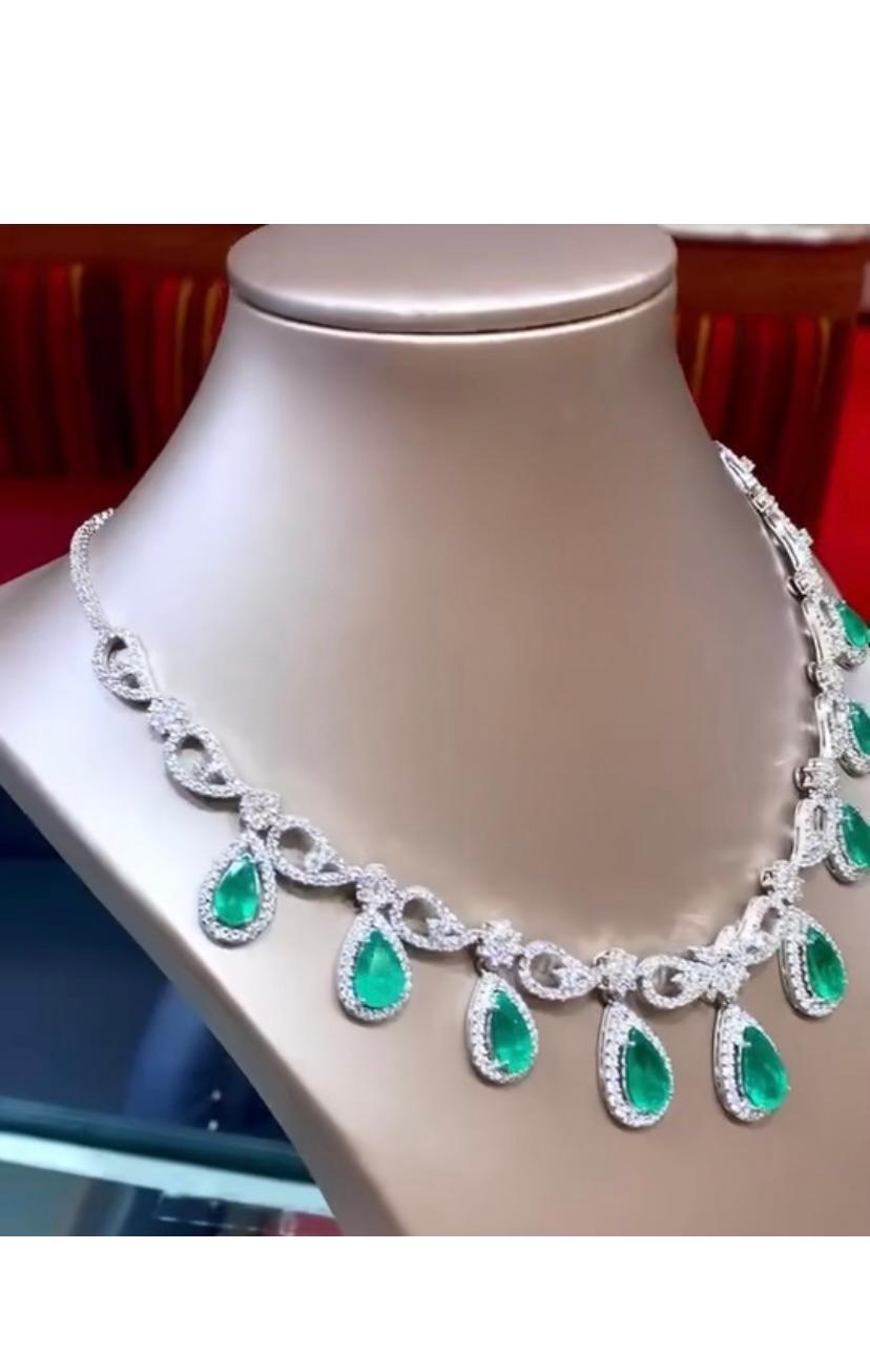 AIG Certified 22.00 Carats Zambian Emeralds 14.00 Ct Diamonds 18K Gold Necklace In New Condition For Sale In Massafra, IT