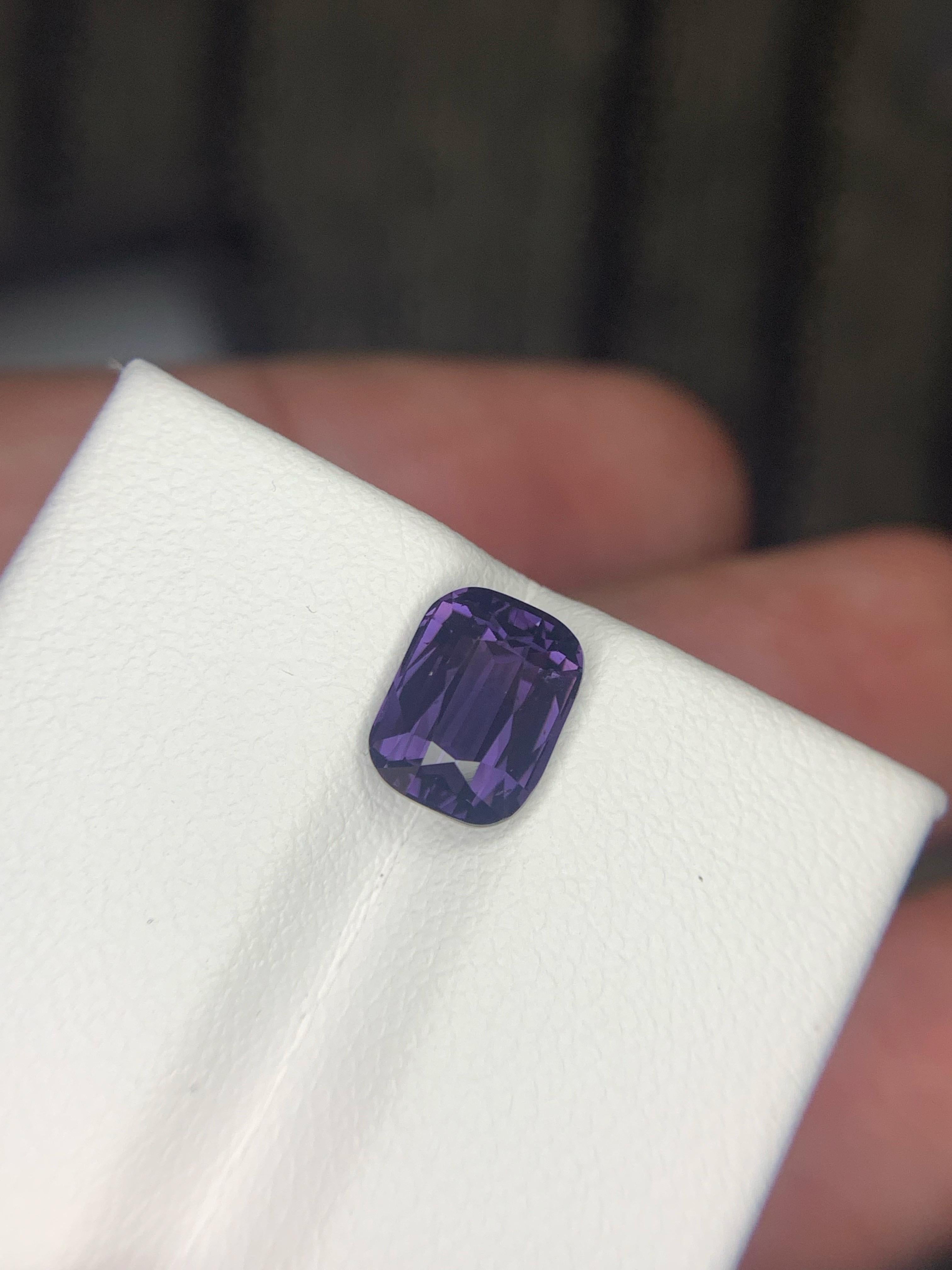 Spinello Lavanda Naturale Sciolto Taglio Cuscino Certificato AIG 2,22 Carati dalla Tanzania in vendita 4