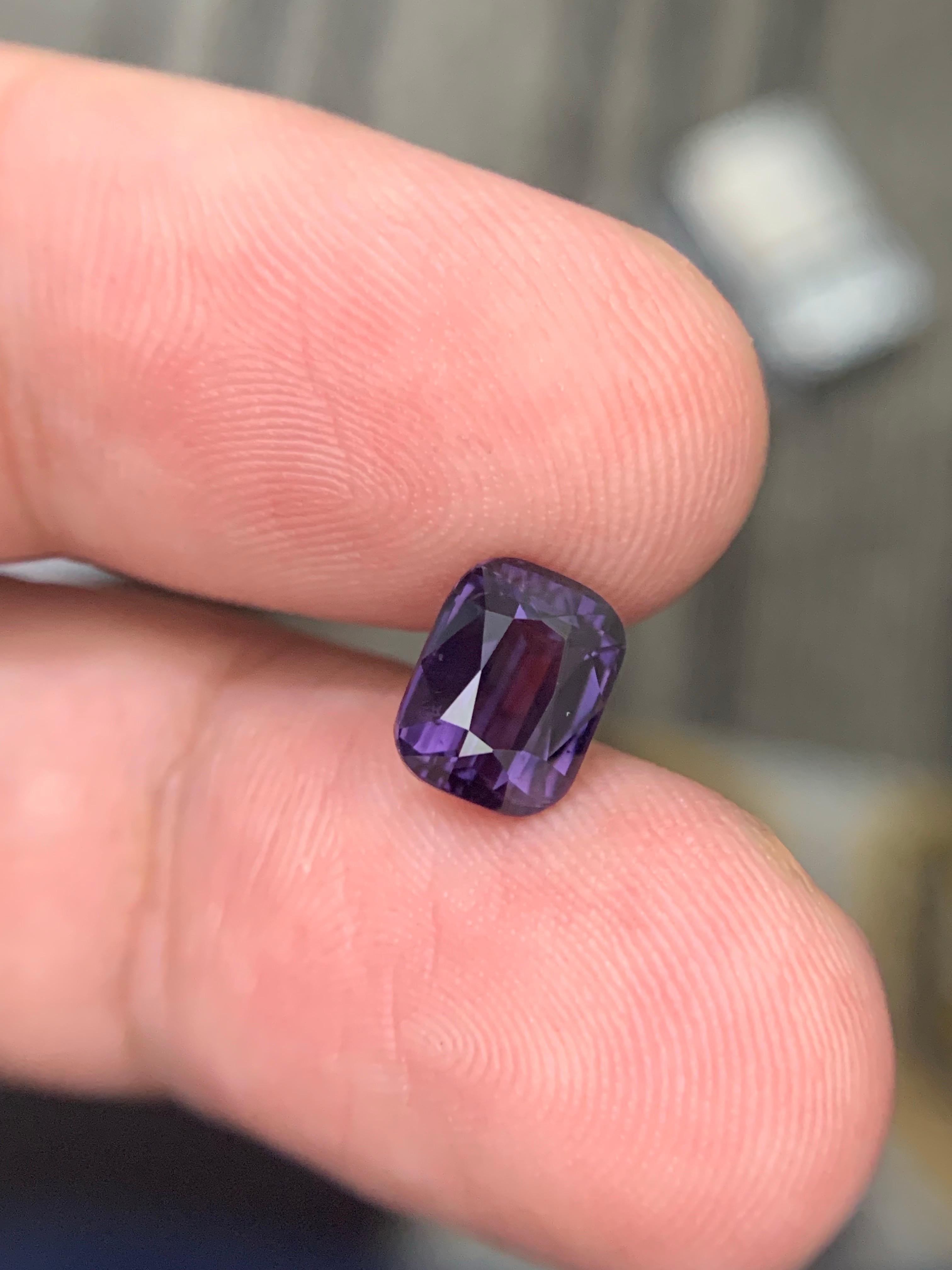 Spinello Lavanda Naturale Sciolto Taglio Cuscino Certificato AIG 2,22 Carati dalla Tanzania in vendita 6