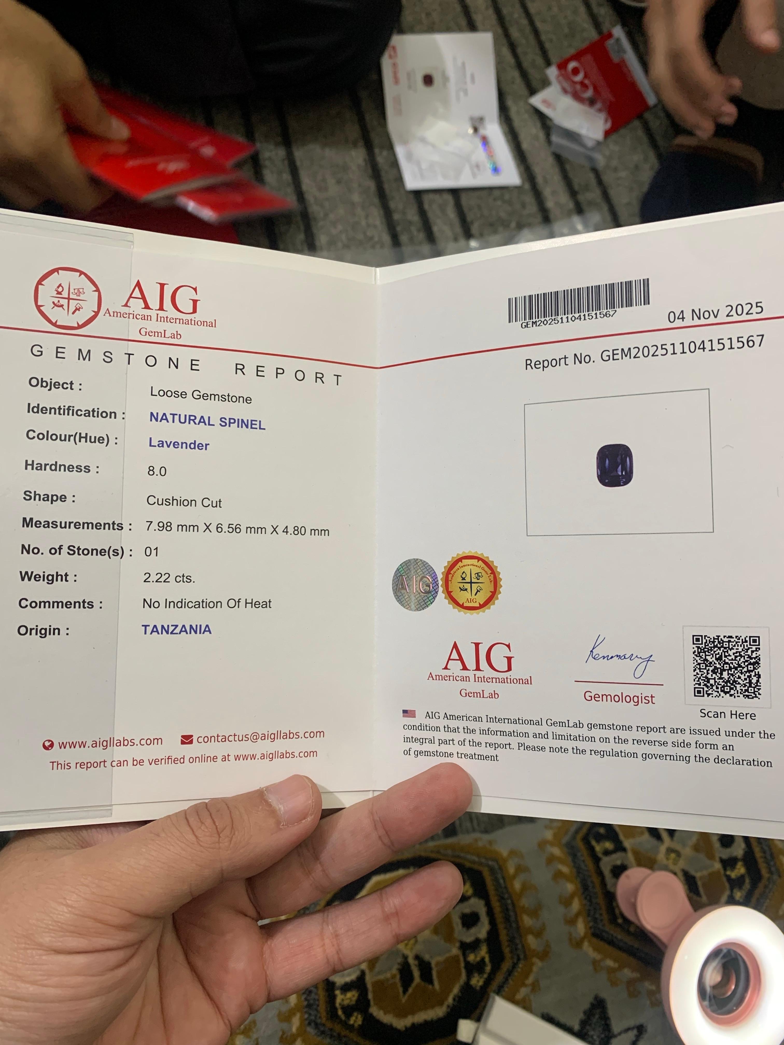 Spinello Lavanda Naturale Sciolto Taglio Cuscino Certificato AIG 2,22 Carati dalla Tanzania in vendita 7