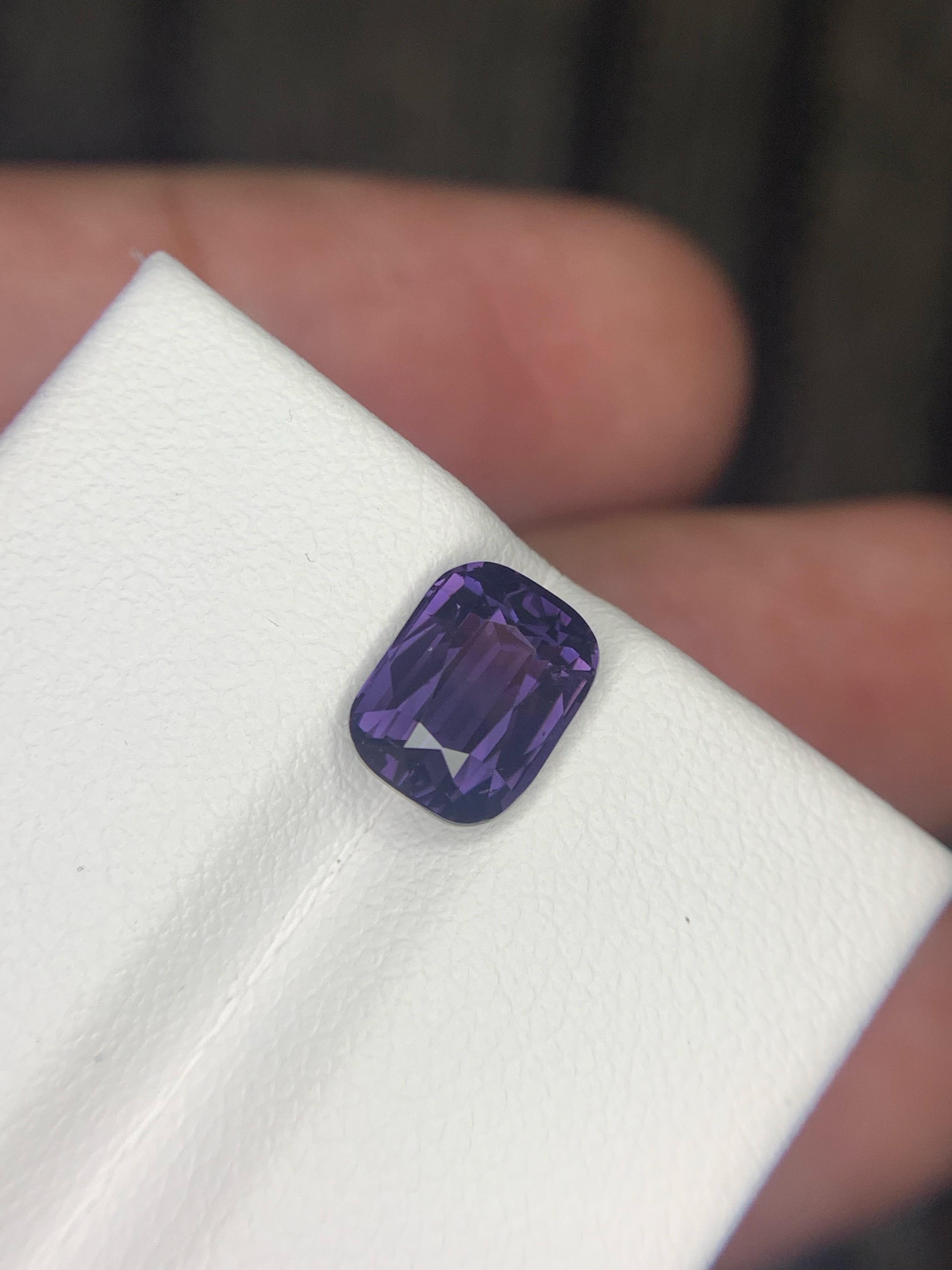 Spinello Lavanda Naturale Sciolto Taglio Cuscino Certificato AIG 2,22 Carati dalla Tanzania in vendita 8