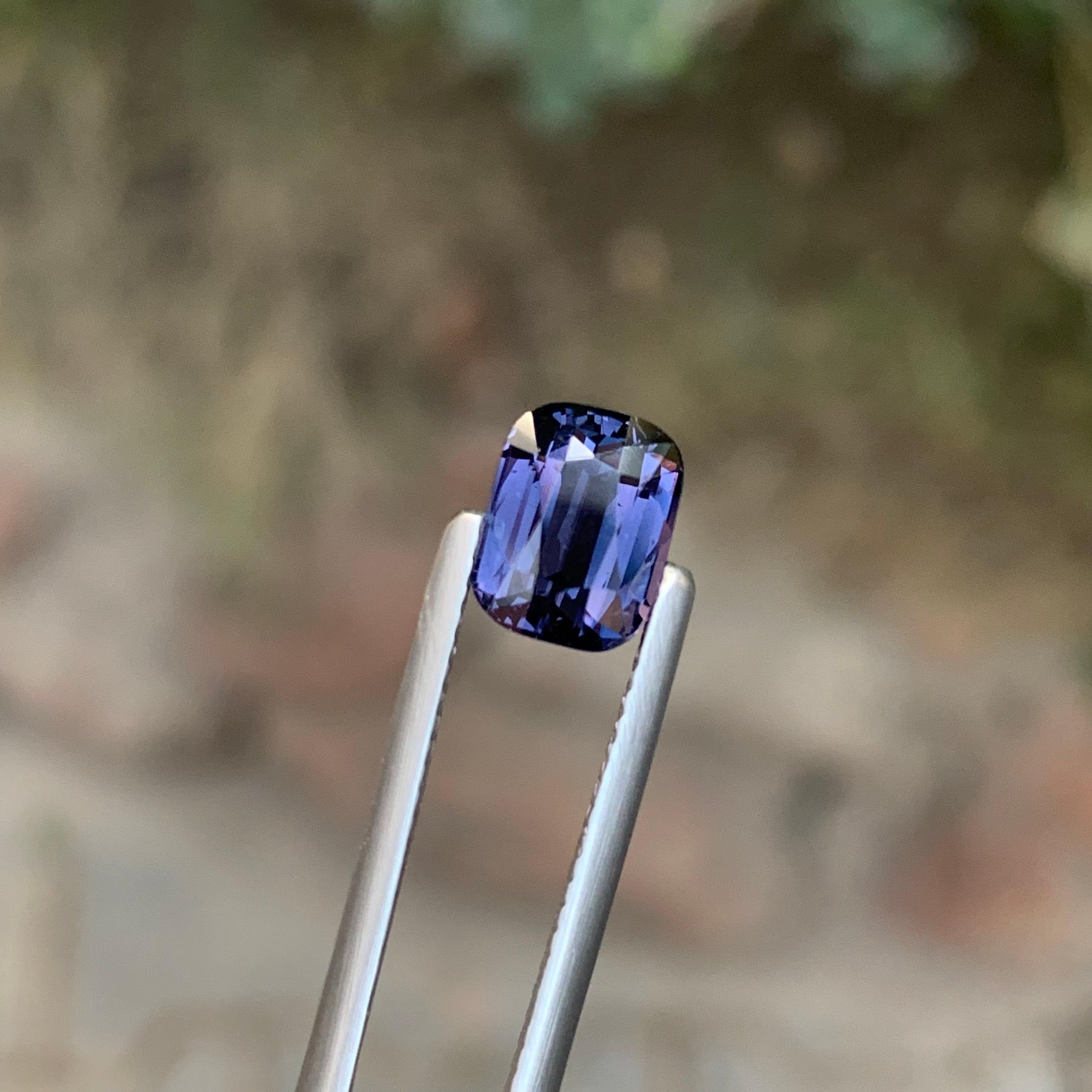 Arts and Crafts Spinello Lavanda Naturale Sciolto Taglio Cuscino Certificato AIG 2,22 Carati dalla Tanzania in vendita