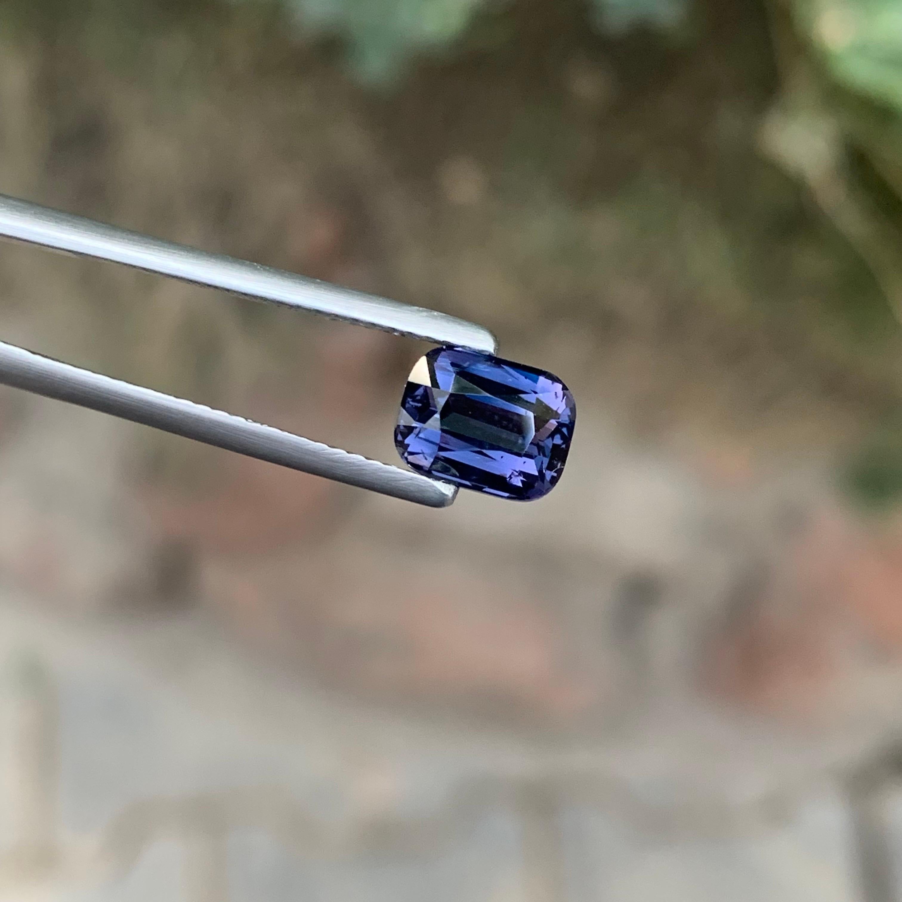 Taglio cuscino Spinello Lavanda Naturale Sciolto Taglio Cuscino Certificato AIG 2,22 Carati dalla Tanzania in vendita