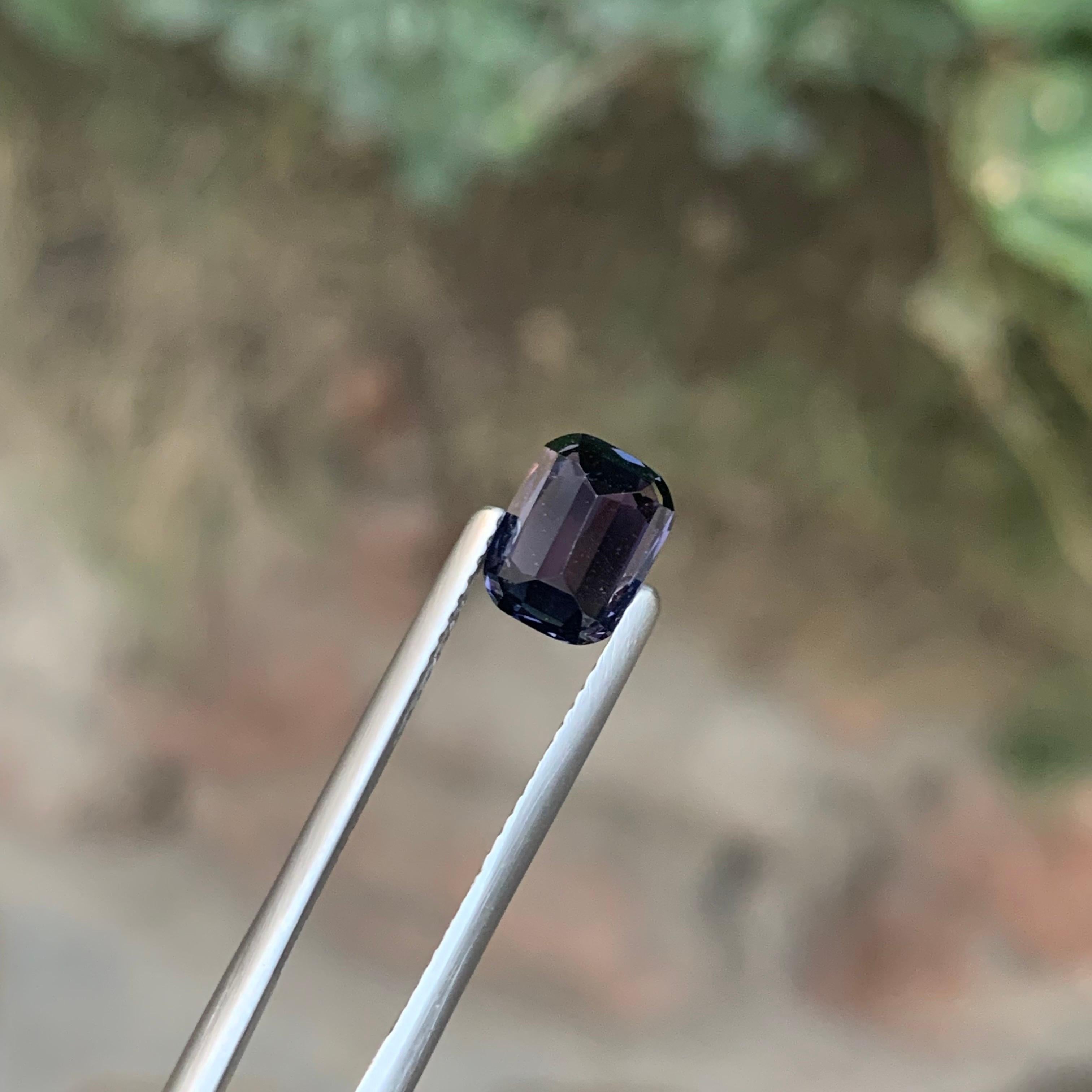 Spinello Lavanda Naturale Sciolto Taglio Cuscino Certificato AIG 2,22 Carati dalla Tanzania in vendita 1