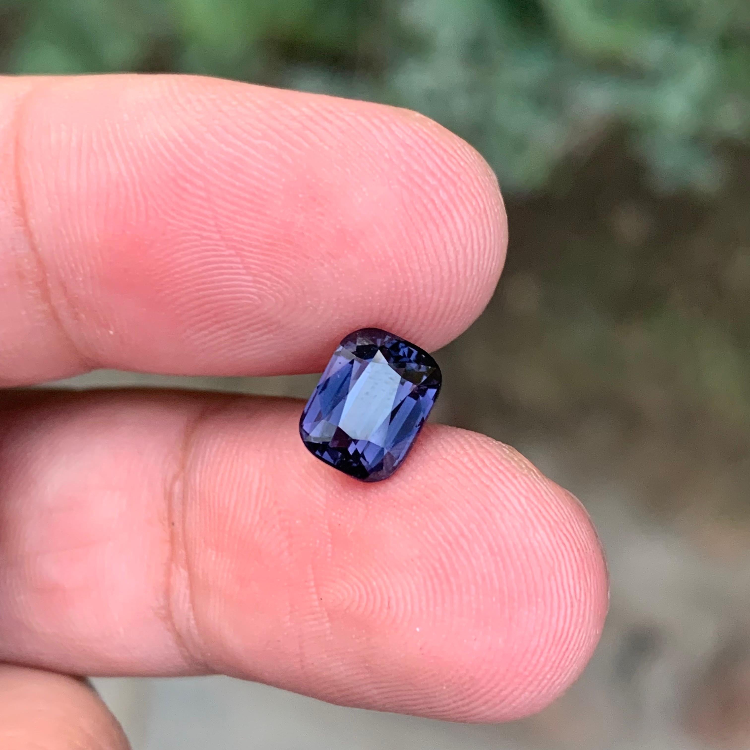 Spinello Lavanda Naturale Sciolto Taglio Cuscino Certificato AIG 2,22 Carati dalla Tanzania in vendita 2