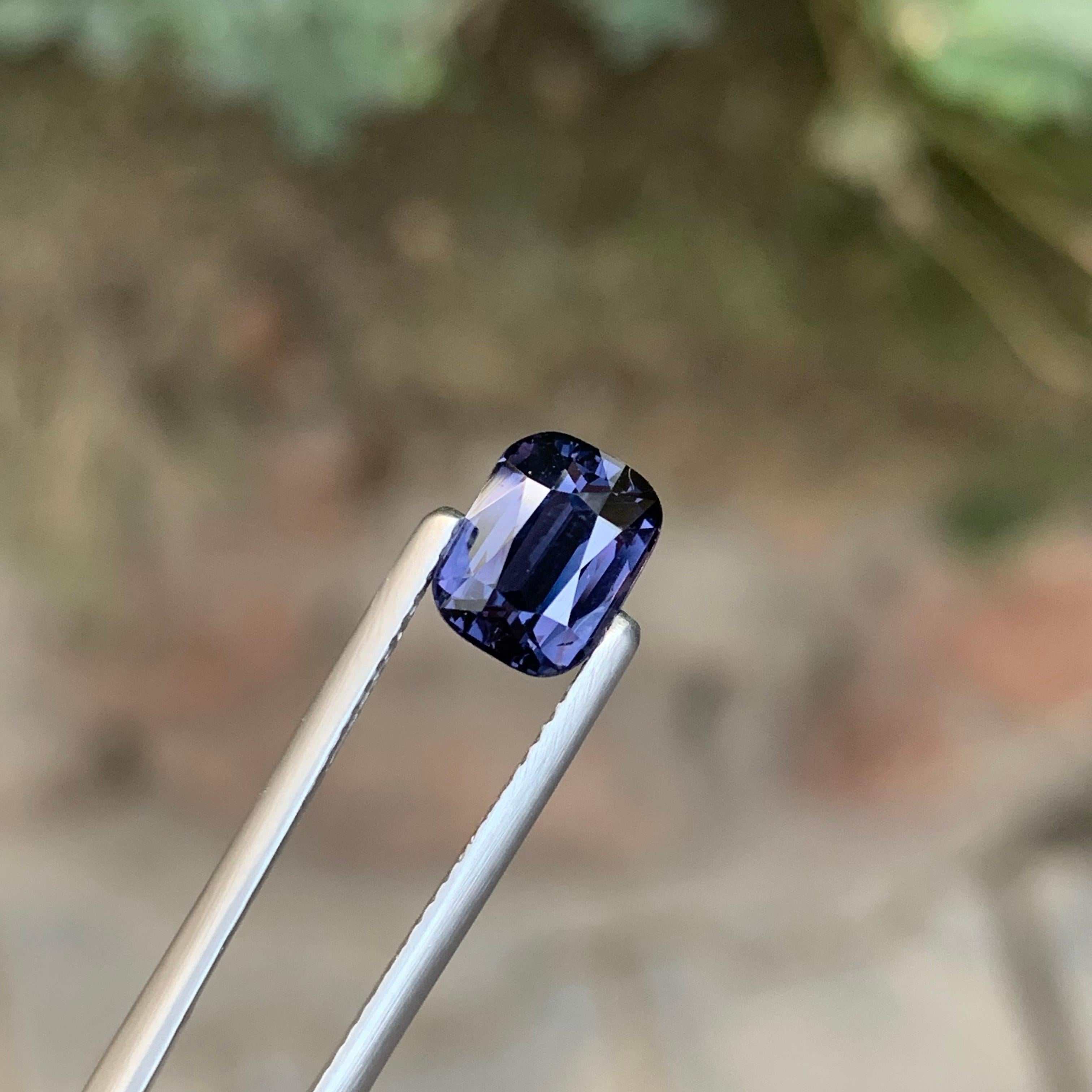 Spinello Lavanda Naturale Sciolto Taglio Cuscino Certificato AIG 2,22 Carati dalla Tanzania in vendita 3