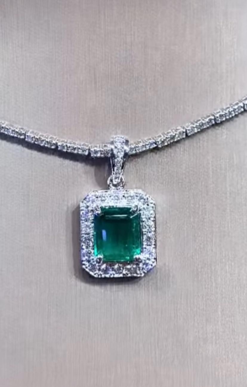 Ein exklusiver Anhänger mit Smaragd und Diamanten, in zeitgenössischem Design, so modern und essentiell im Stil. Schmücken Sie Ihren Hals und verleihen Sie ihm einen Hauch von Klasse.
Atemberaubende Anhänger kommen 18k Gold mit einem natürlichen