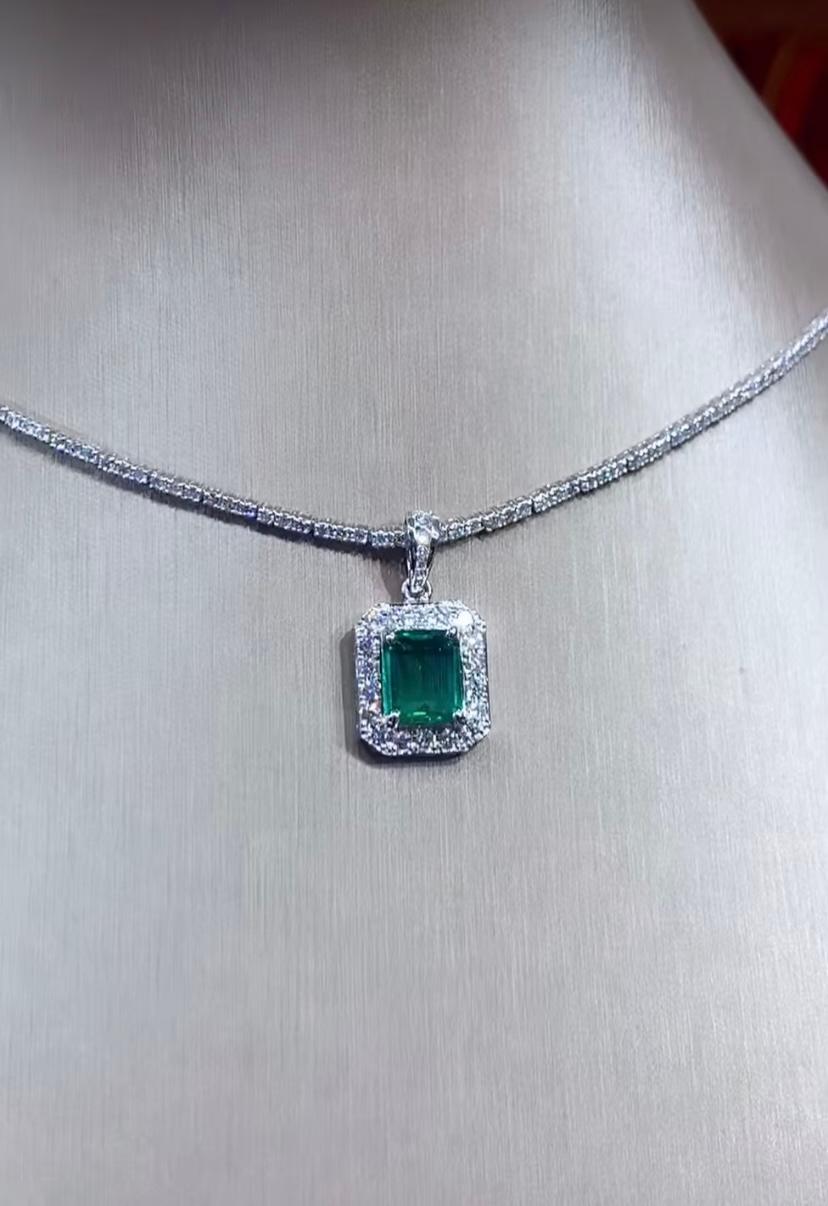 18 Karat Gold-Anhänger mit AIG-zertifiziertem 2,25 Karat sambischer Smaragd und Diamanten (Smaragdschliff) im Angebot