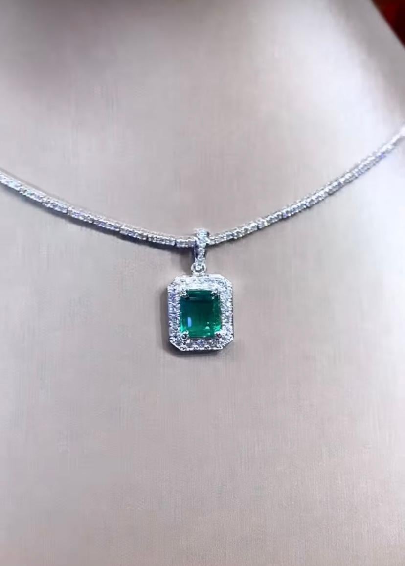 18 Karat Gold-Anhänger mit AIG-zertifiziertem 2,25 Karat sambischer Smaragd und Diamanten im Zustand „Neu“ im Angebot in Massafra, IT