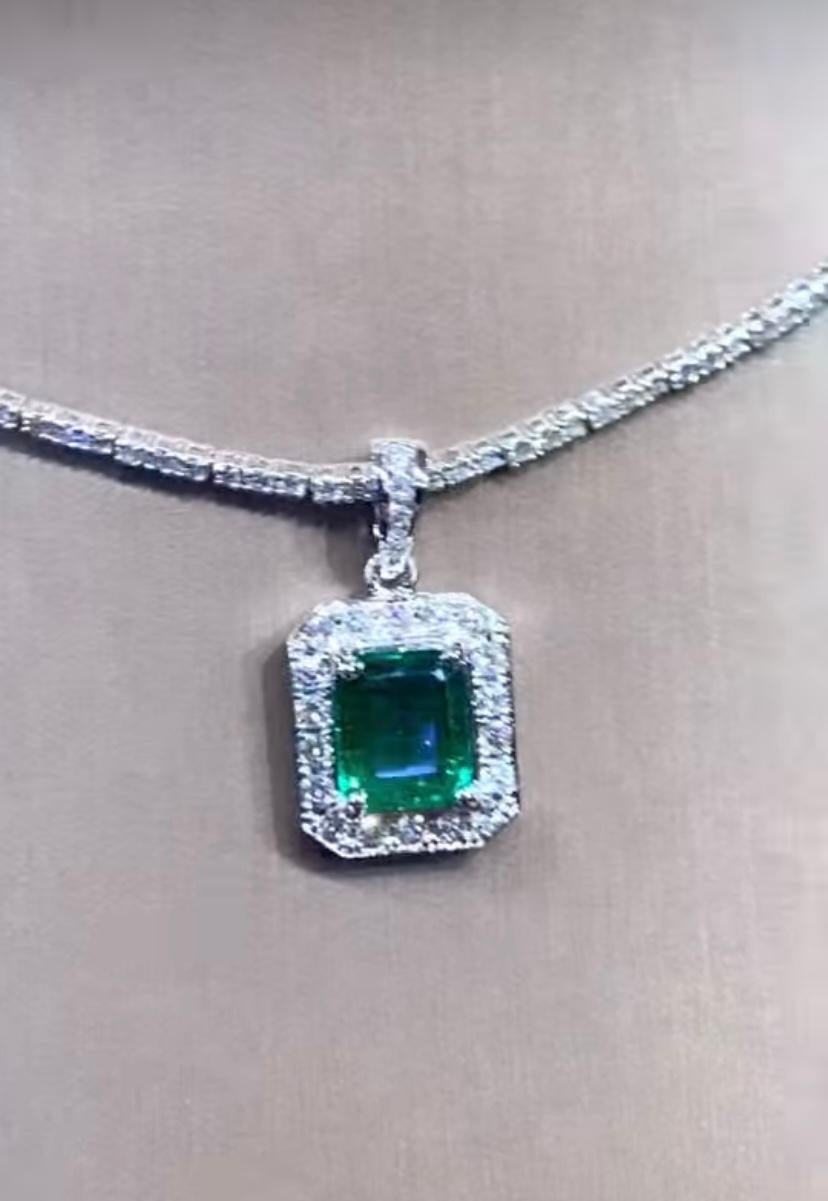 18 Karat Gold-Anhänger mit AIG-zertifiziertem 2,25 Karat sambischer Smaragd und Diamanten Damen im Angebot