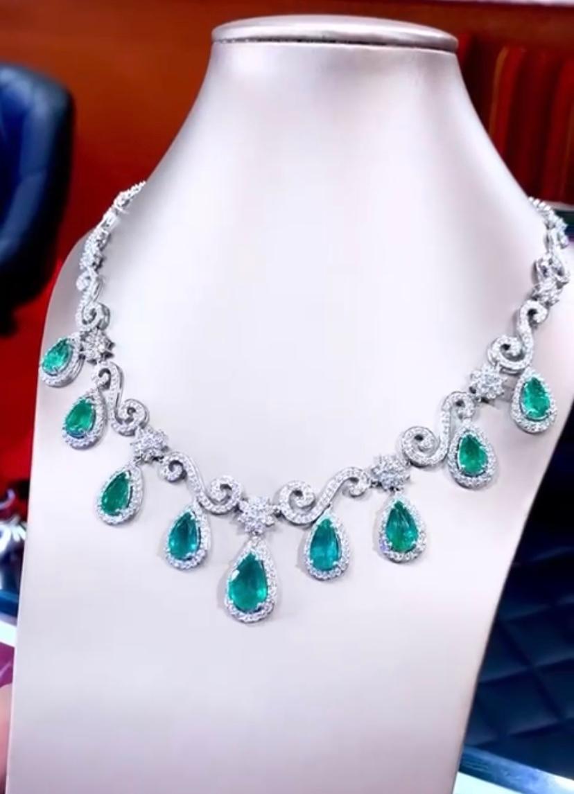 AIG Certified 22.75 Ct Zambian Emerald 8.53 Ct Diamonds 18K Gold Necklace  In New Condition For Sale In Massafra, IT