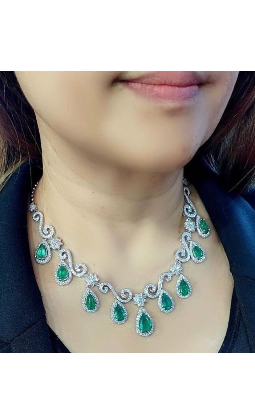 AIG Certified 22.75 Ct Zambian Emerald 8.53 Ct Diamonds 18K Gold Necklace  For Sale 1
