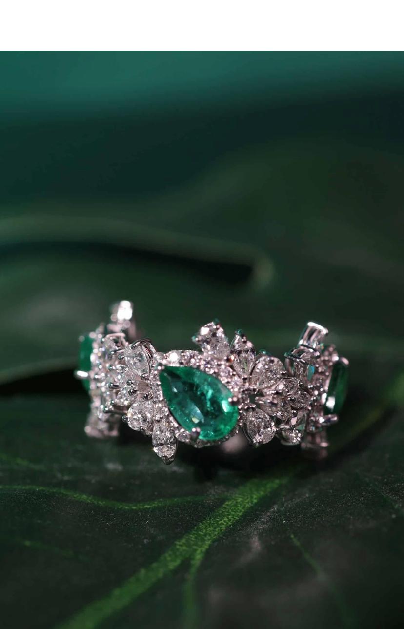 AIG zertifiziert 2,30 Karat Diamanten 2,20 Karat sambische Smaragde 18K Gold Ring im Angebot 2