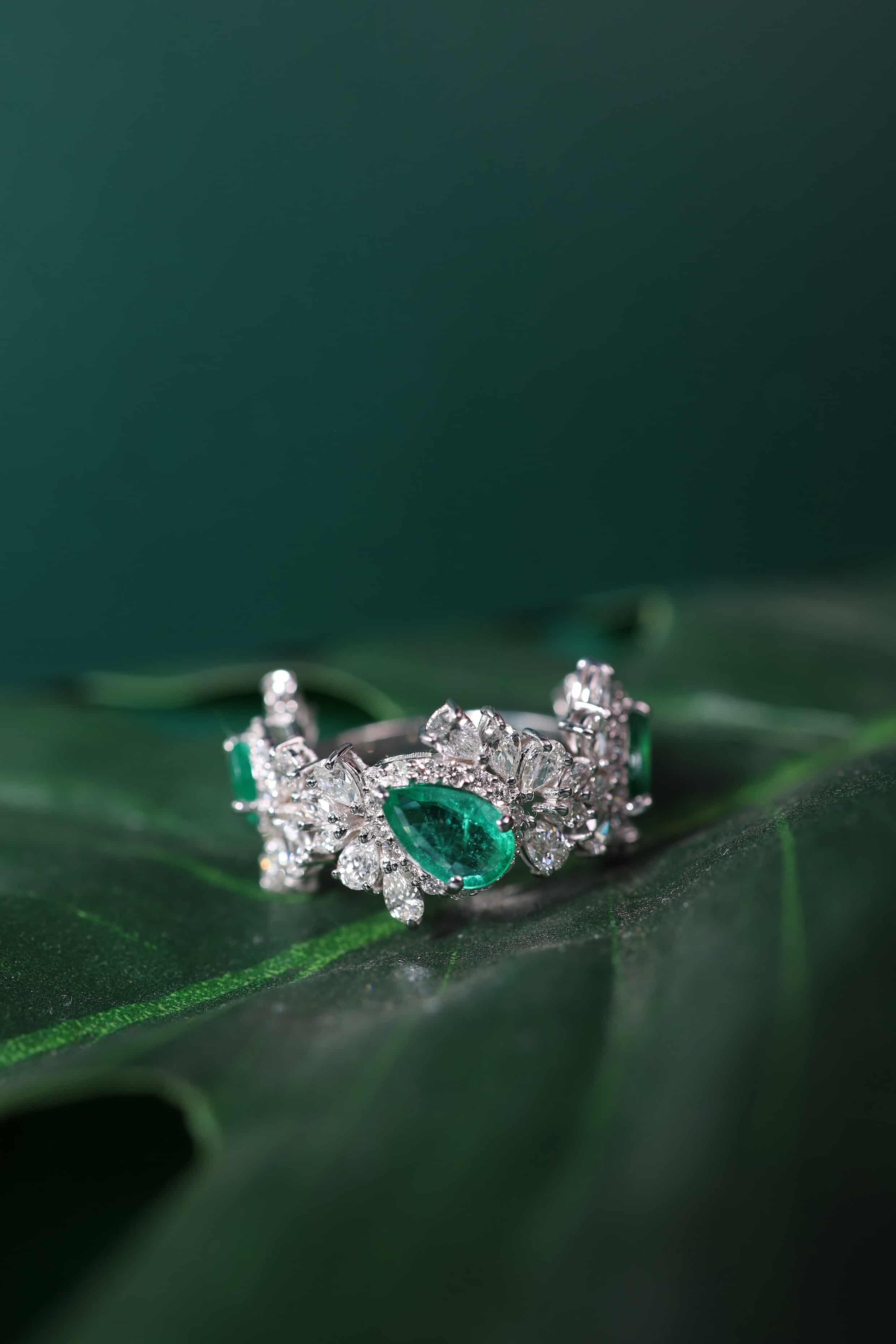 AIG zertifiziert 2,30 Karat Diamanten 2,20 Karat sambische Smaragde 18K Gold Ring im Angebot 5