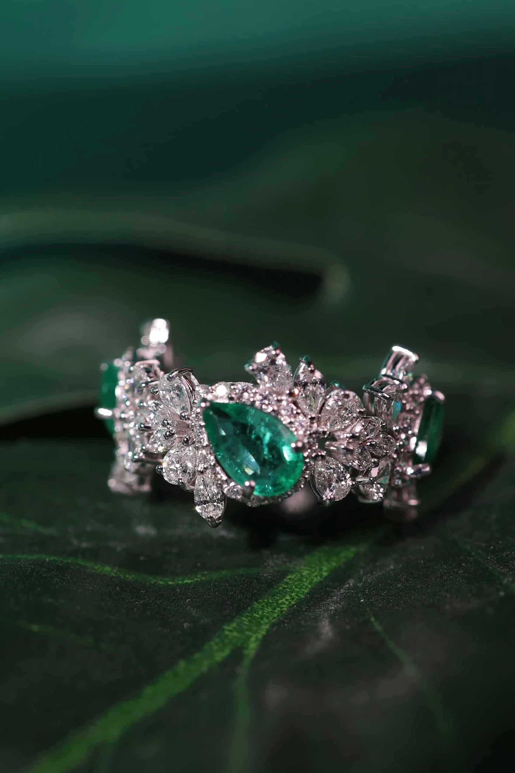 AIG zertifiziert 2,30 Karat Diamanten 2,20 Karat sambische Smaragde 18K Gold Ring im Angebot 6