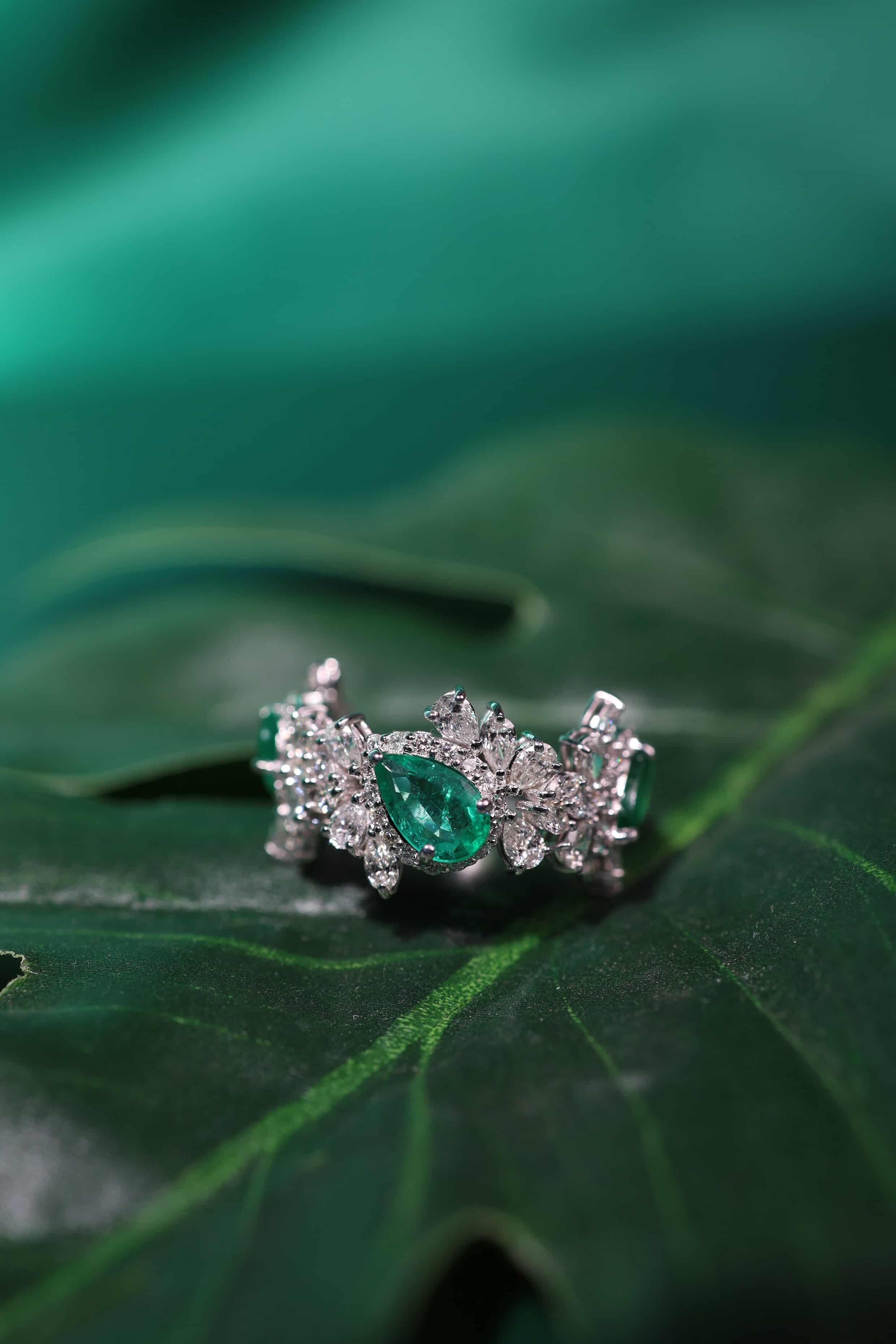 AIG zertifiziert 2,30 Karat Diamanten 2,20 Karat sambische Smaragde 18K Gold Ring im Angebot 7