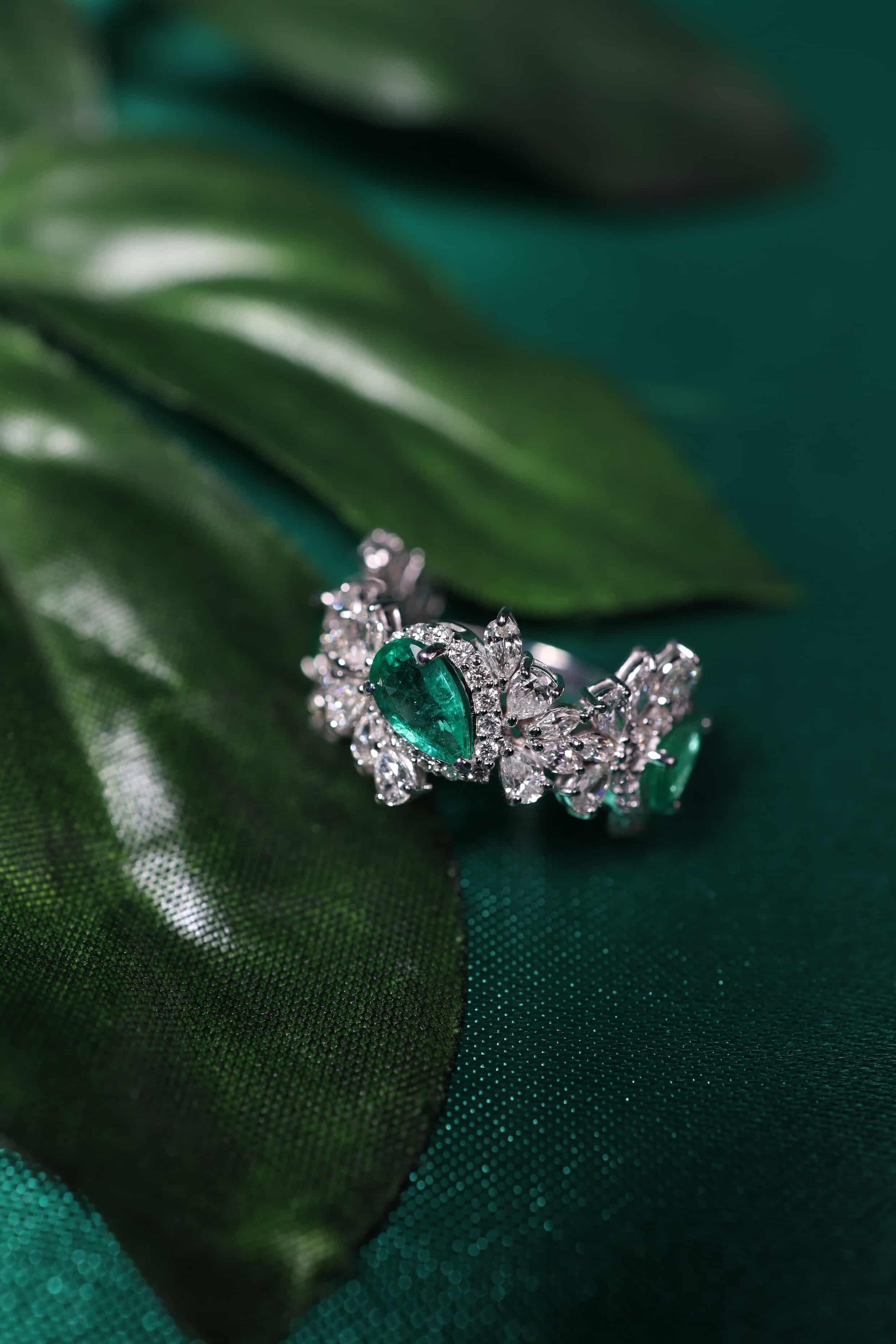 AIG zertifiziert 2,30 Karat Diamanten 2,20 Karat sambische Smaragde 18K Gold Ring im Angebot 8