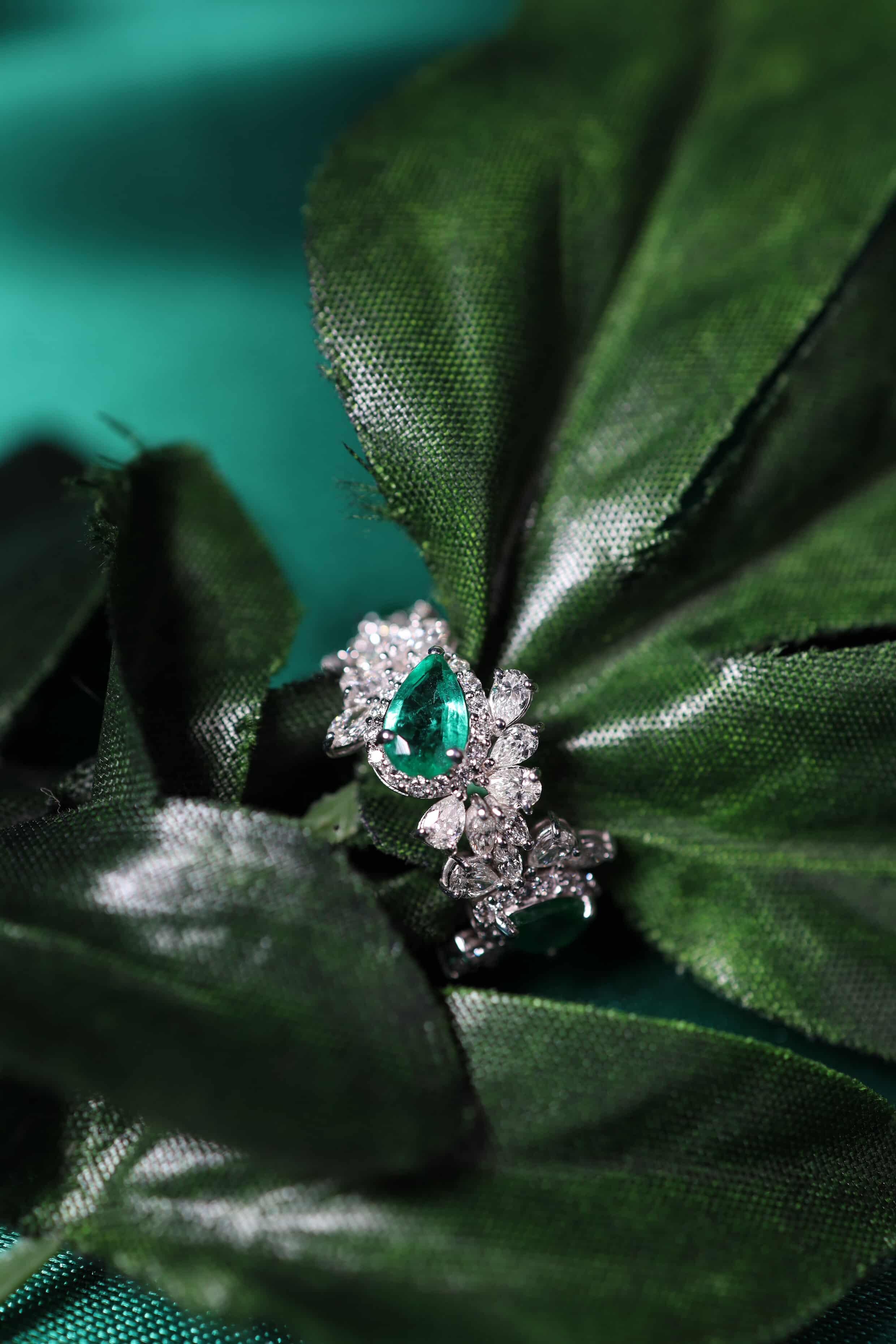 AIG zertifiziert 2,30 Karat Diamanten 2,20 Karat sambische Smaragde 18K Gold Ring im Angebot 9