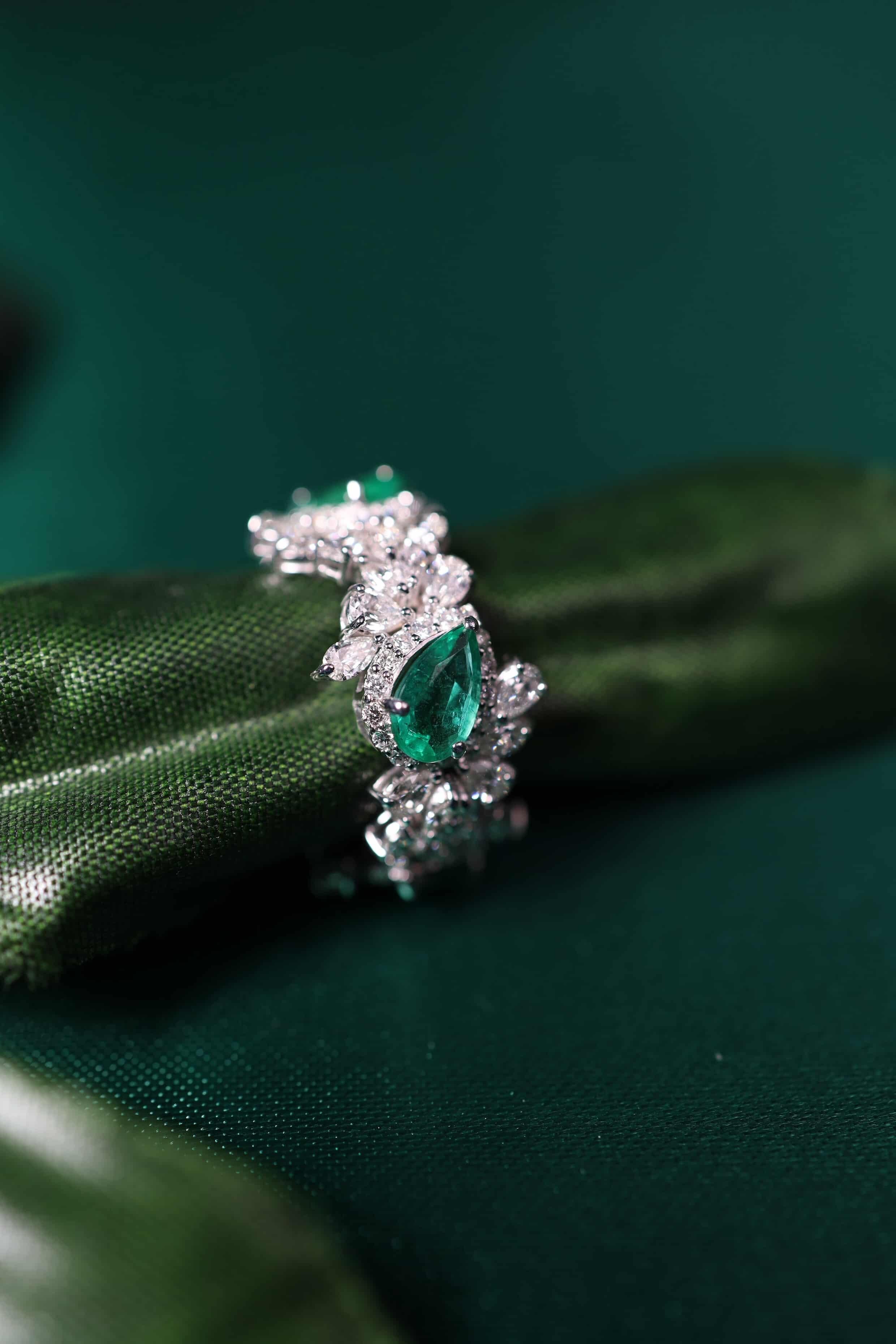 AIG zertifiziert 2,30 Karat Diamanten 2,20 Karat sambische Smaragde 18K Gold Ring im Angebot 10