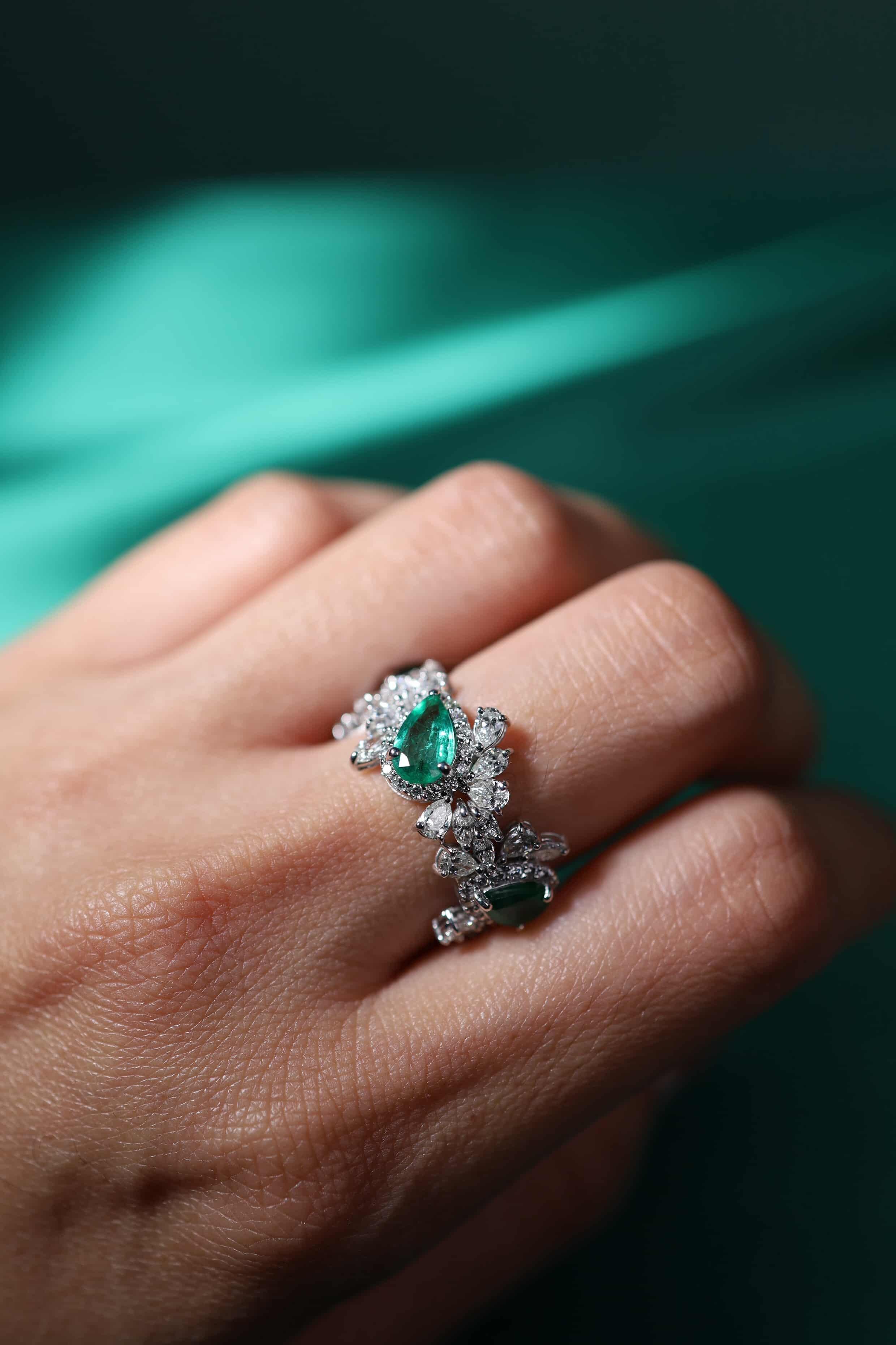 AIG zertifiziert 2,30 Karat Diamanten 2,20 Karat sambische Smaragde 18K Gold Ring im Angebot 11