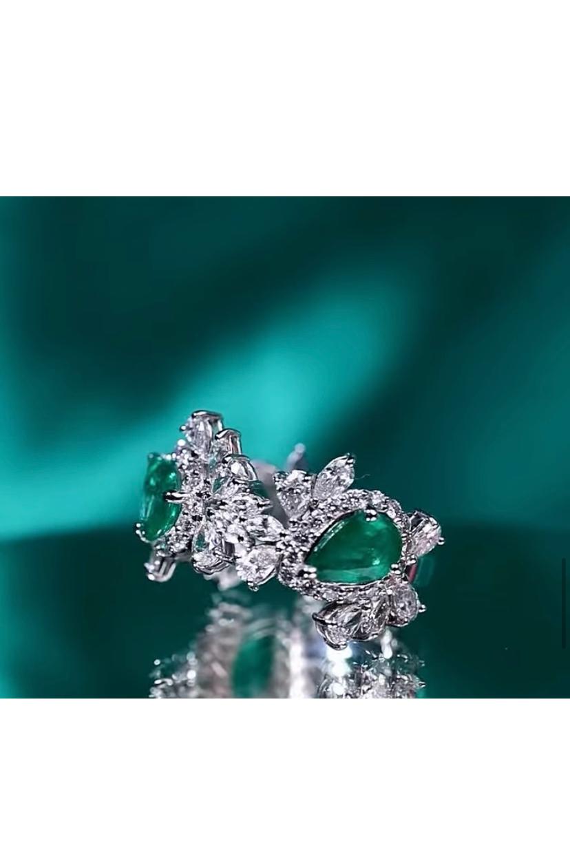 AIG zertifiziert 2,30 Karat Diamanten 2,20 Karat sambische Smaragde 18K Gold Ring im Zustand „Neu“ im Angebot in New Delhi, Delhi