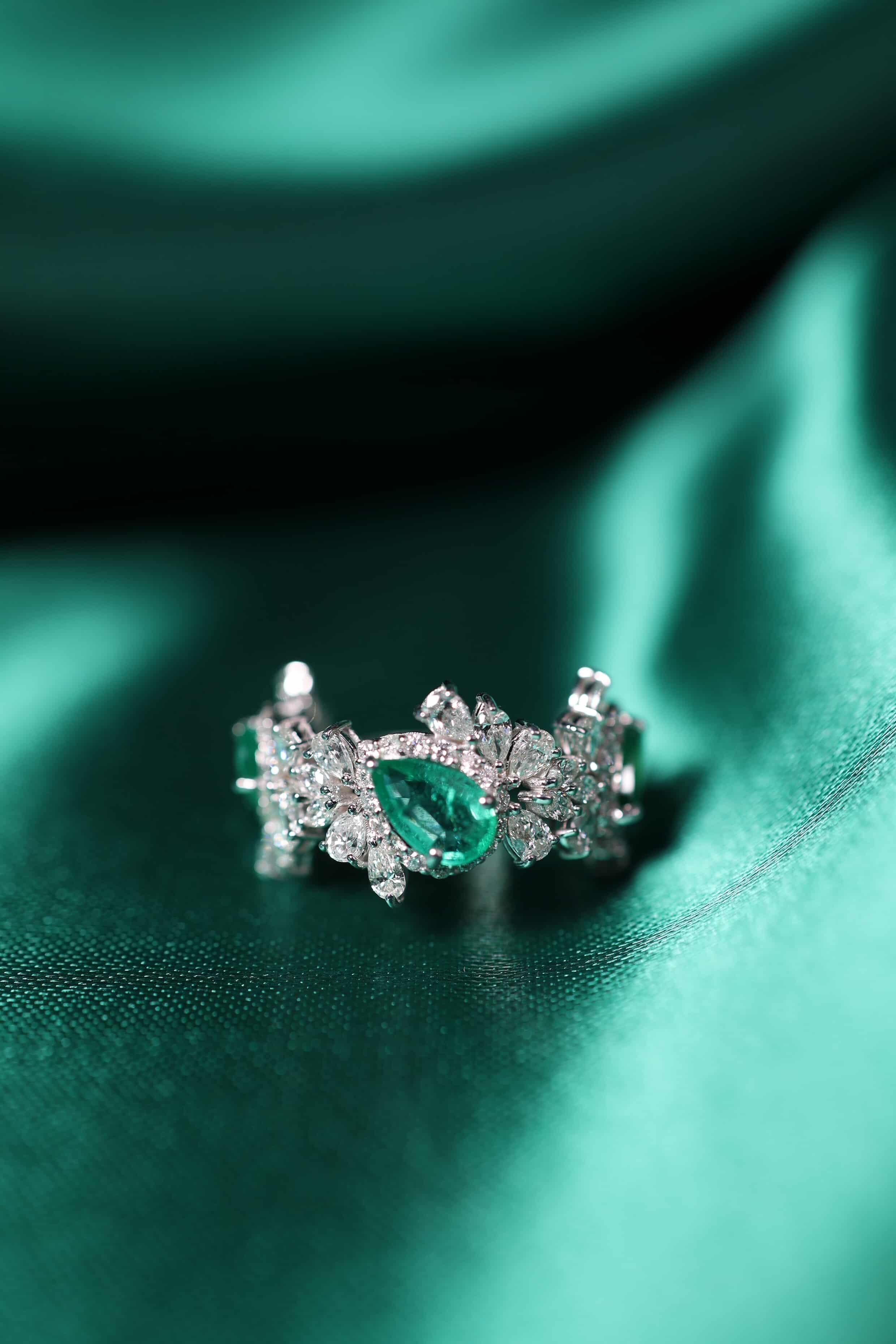 AIG zertifiziert 2,30 Karat Diamanten 2,20 Karat sambische Smaragde 18K Gold Ring im Angebot 4