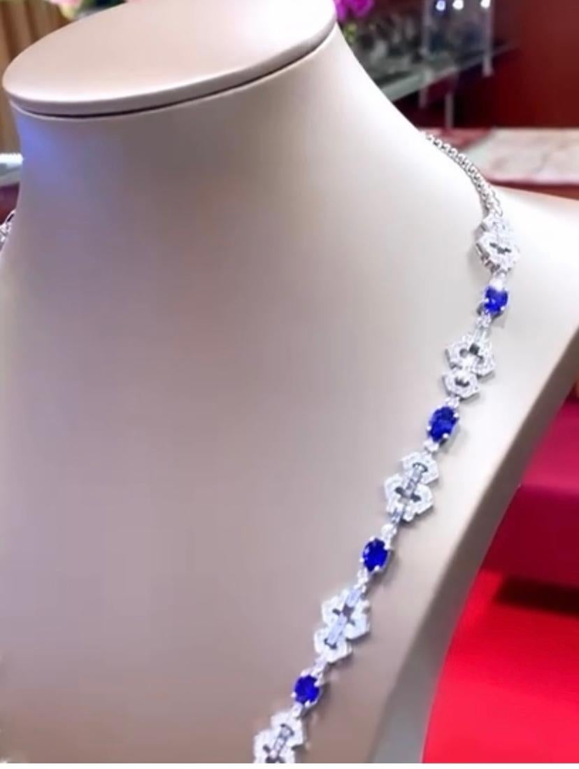 AIG Certified 23.06 Carats Ceylon Sapphires 9.32 Ct Diamonds 18K Gold Necklace  In New Condition For Sale In Massafra, IT