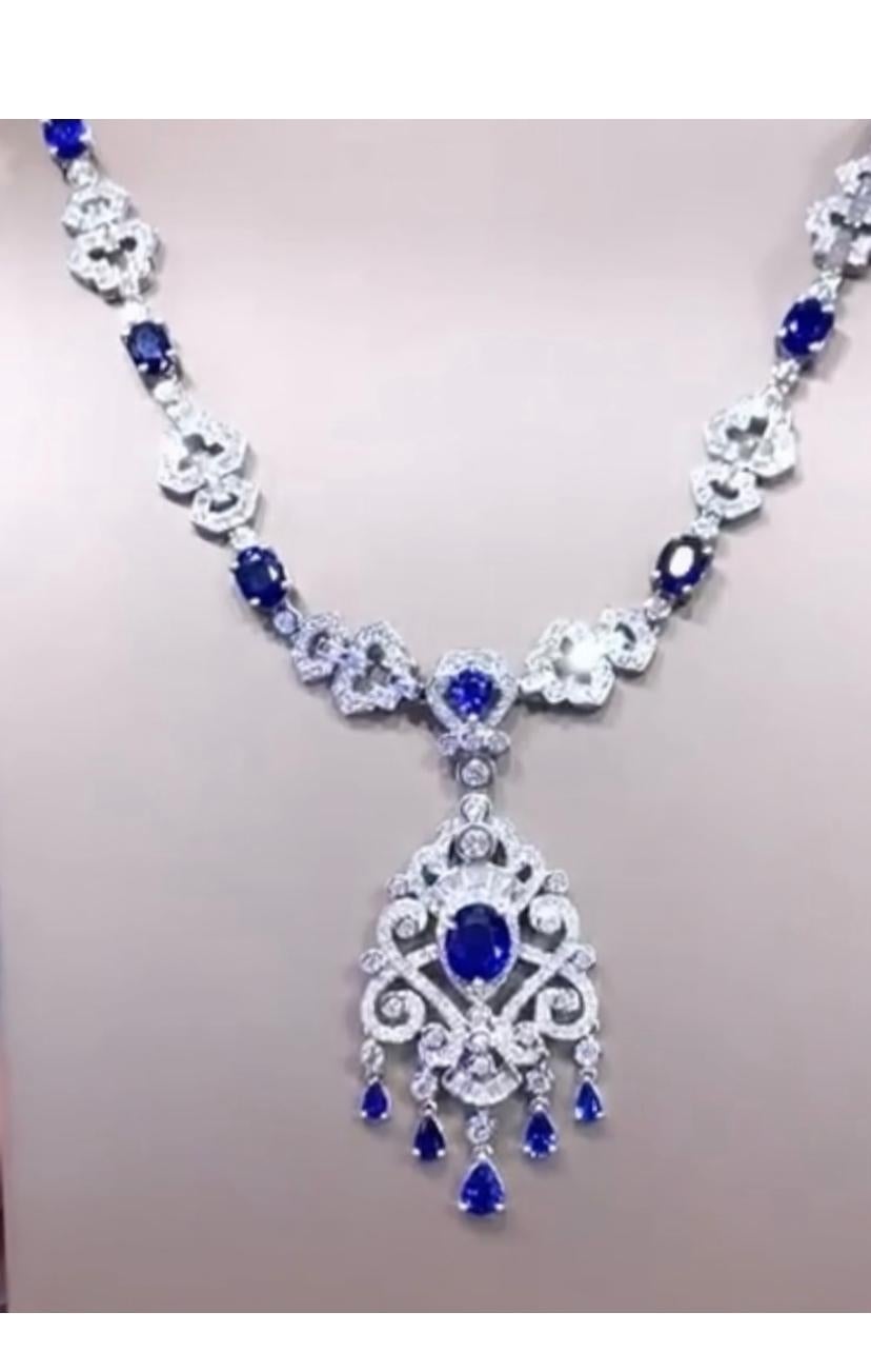AIG Certified 23.06 Carats Ceylon Sapphires 9.32 Ct Diamonds 18K Gold Necklace  For Sale 2