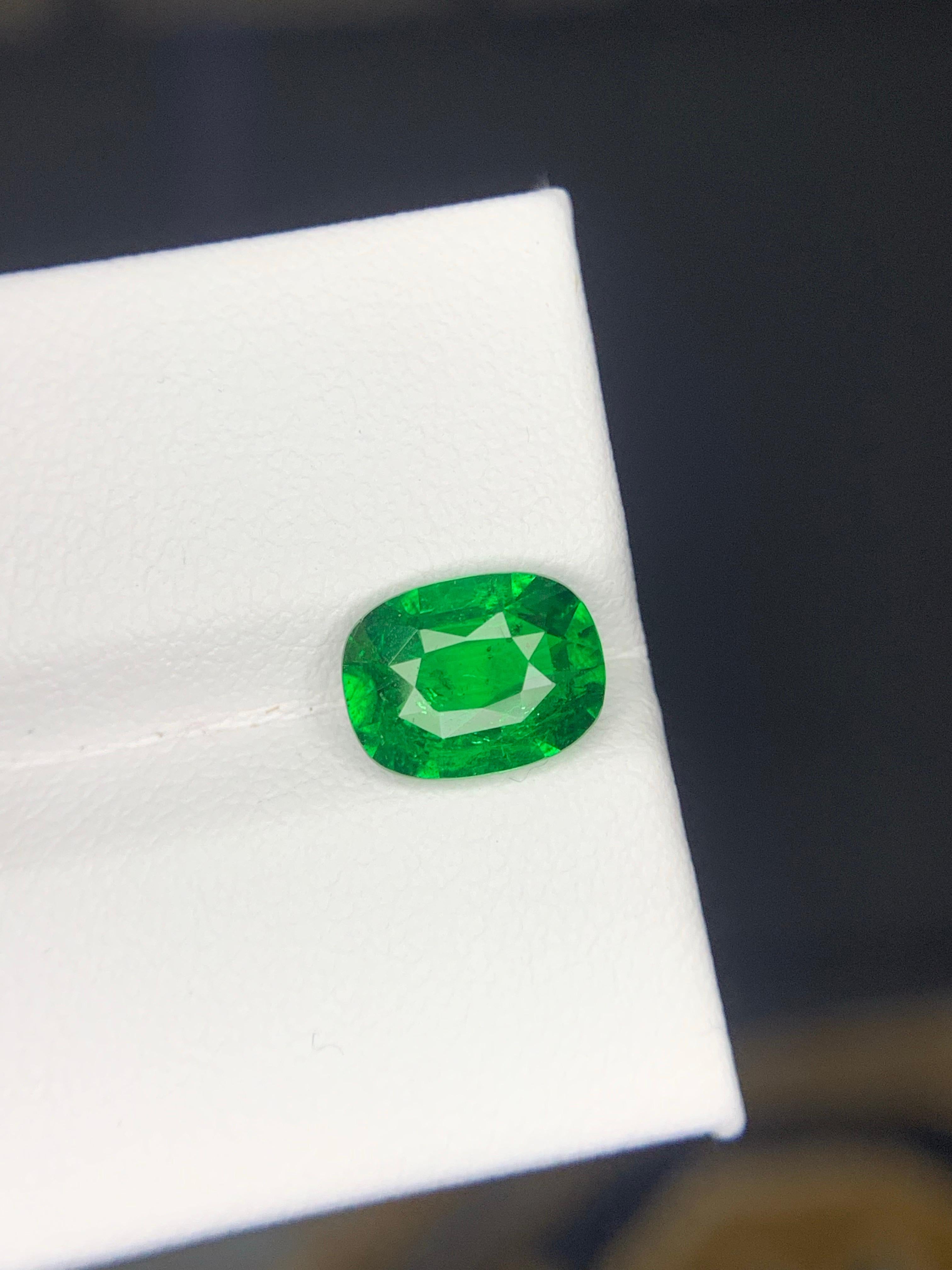 AIG Certified 2.32 Carat Natural Loose Tsavorite Garnet Cushion Cut Gemstone (pierre précieuse de taille coussin) en vente 5