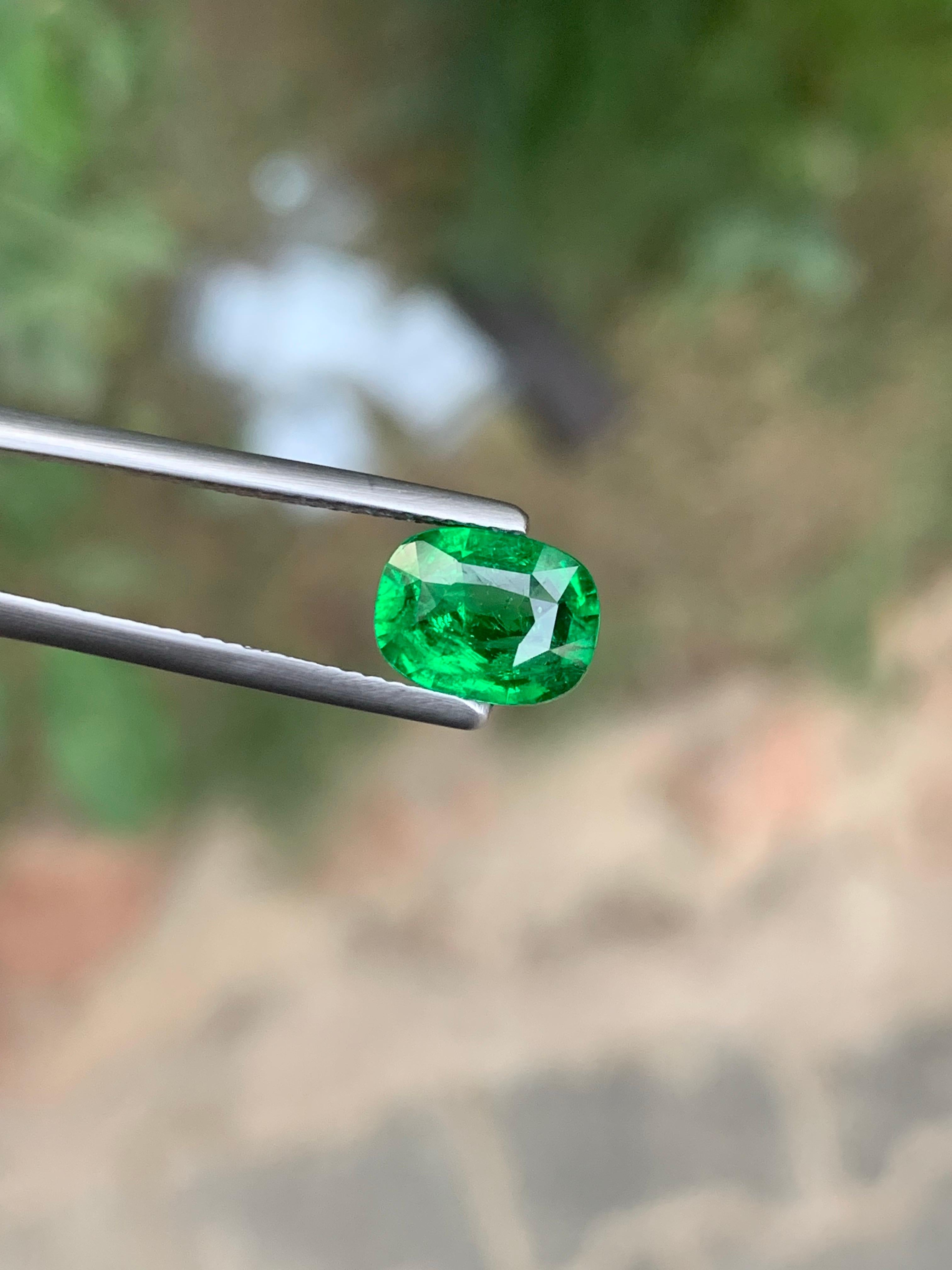 AIG Certified 2.32 Carat Natural Loose Tsavorite Garnet Cushion Cut Gemstone (pierre précieuse de taille coussin) en vente 6