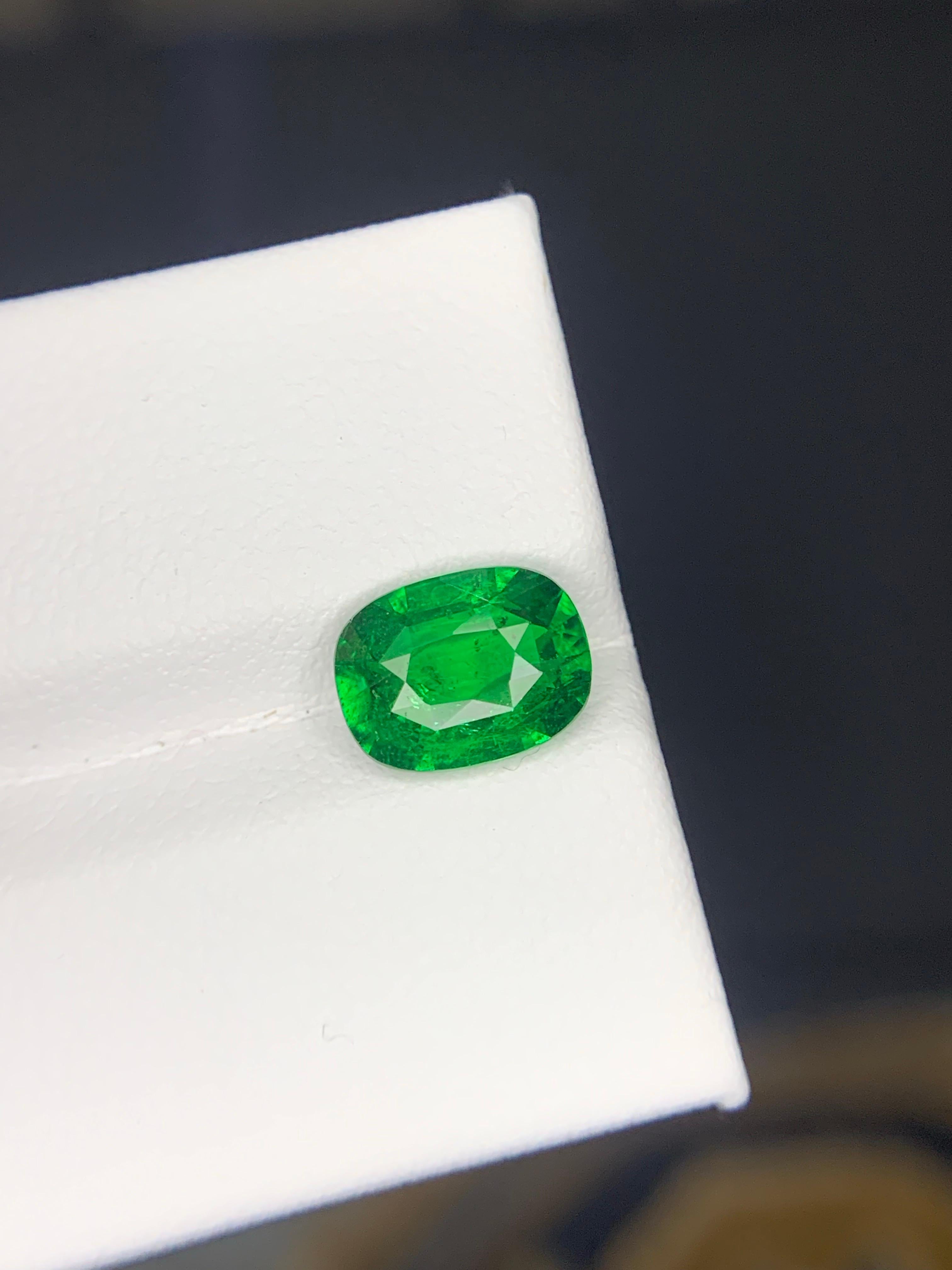 AIG Certified 2.32 Carat Natural Loose Tsavorite Garnet Cushion Cut Gemstone (pierre précieuse de taille coussin) en vente 7
