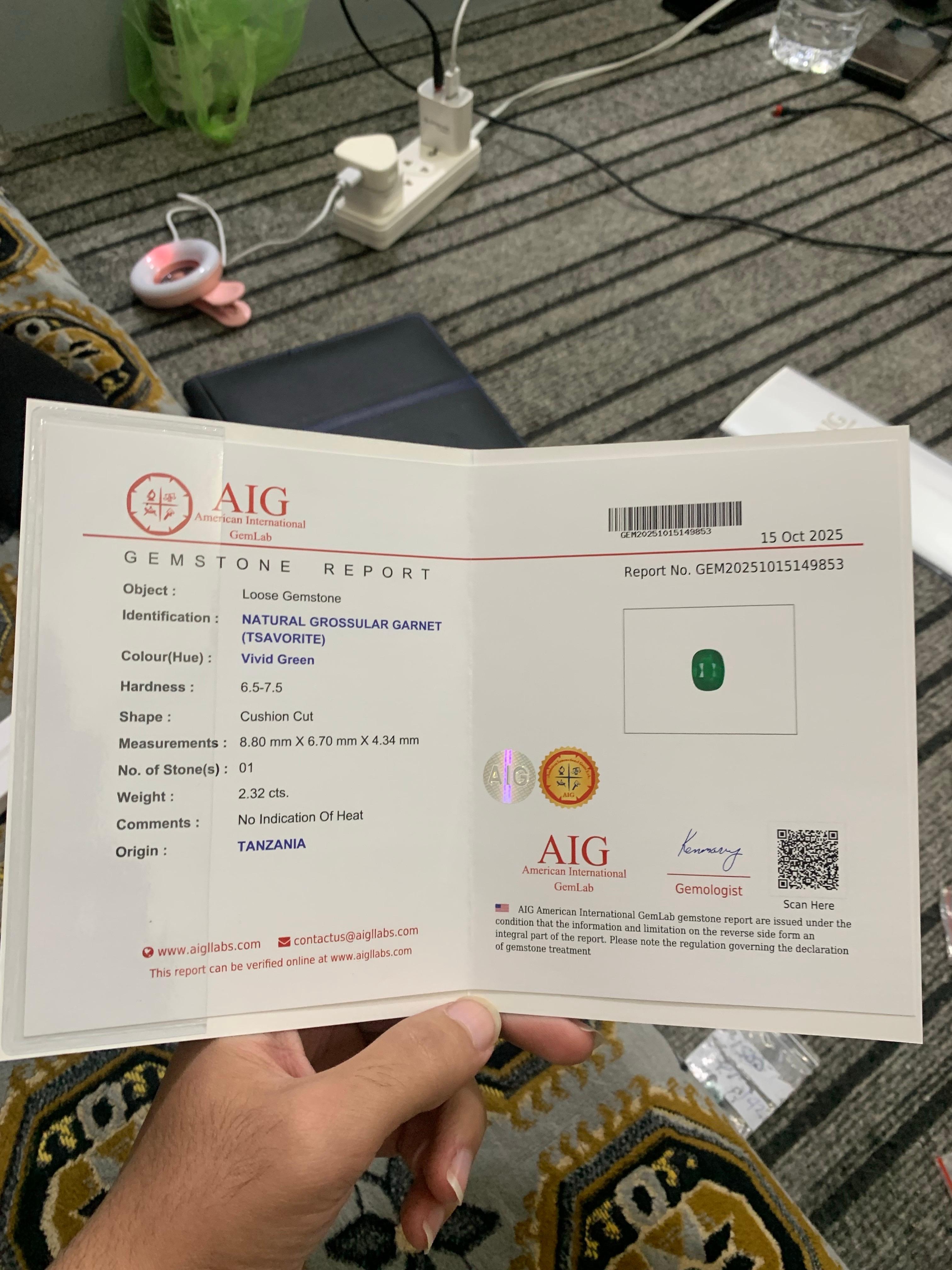 AIG Certified 2.32 Carat Natural Loose Tsavorite Garnet Cushion Cut Gemstone (pierre précieuse de taille coussin) en vente 8