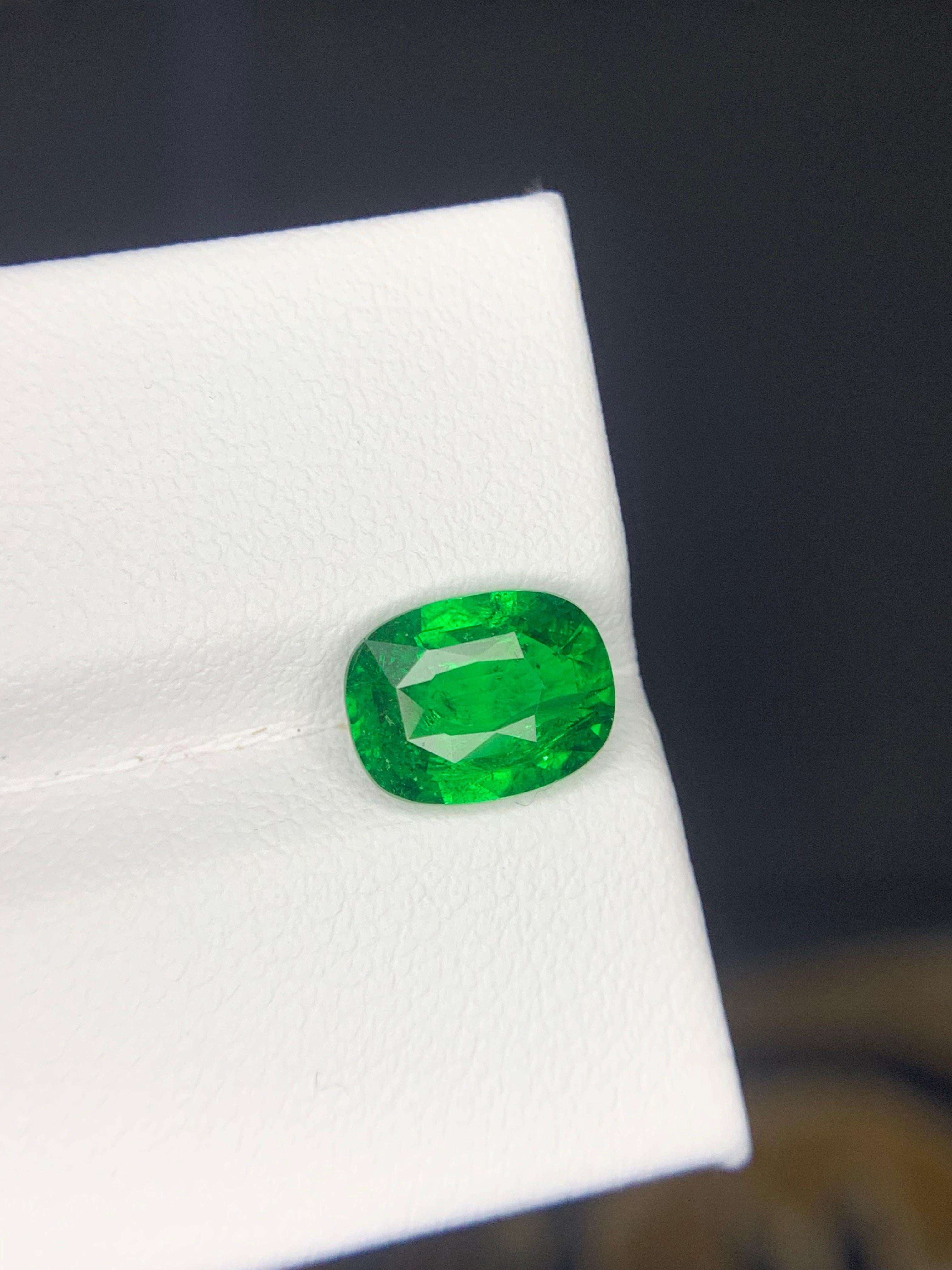 AIG Certified 2.32 Carat Natural Loose Tsavorite Garnet Cushion Cut Gemstone (pierre précieuse de taille coussin) en vente 9