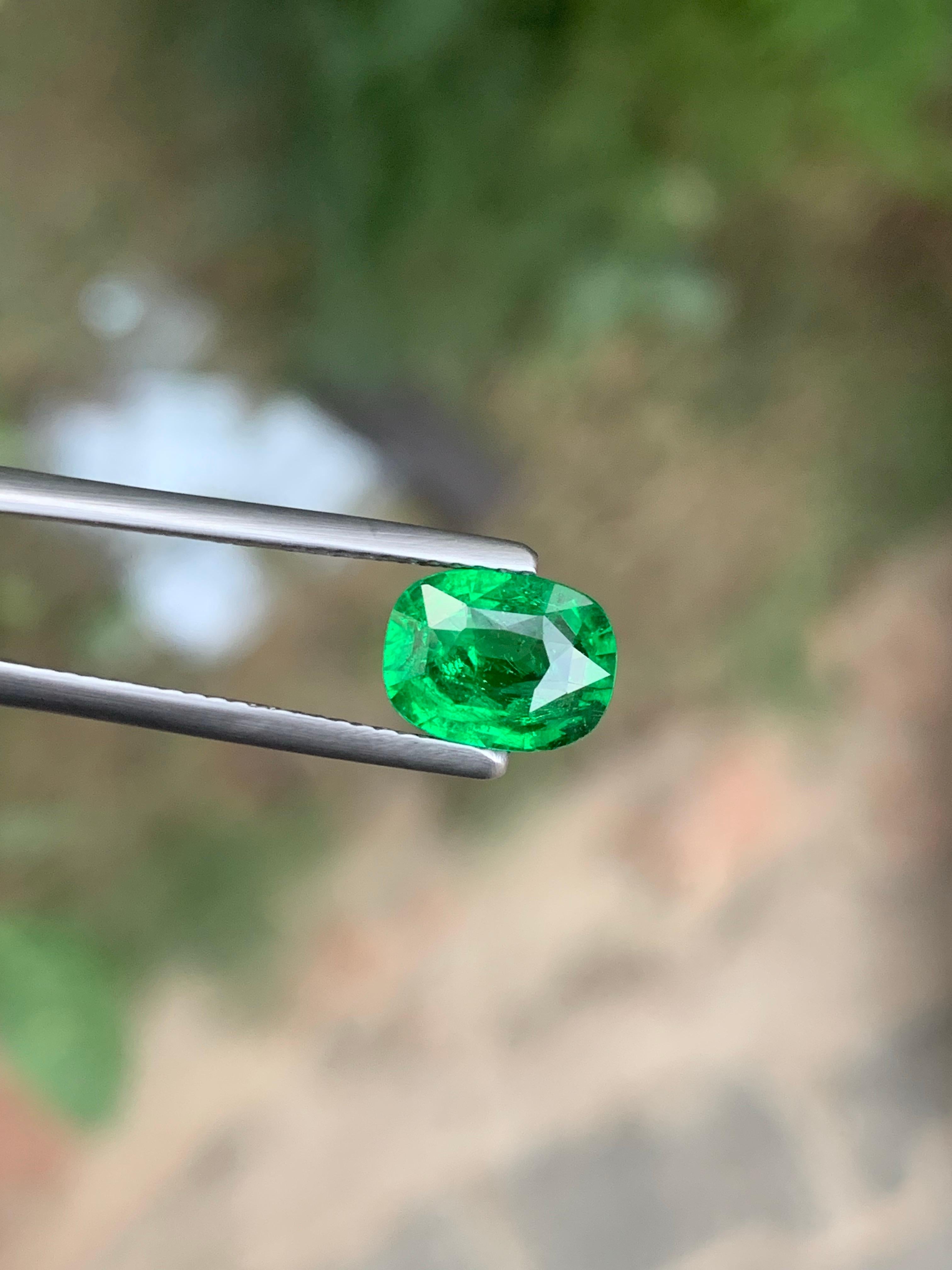 Arts and Crafts AIG Certified 2.32 Carat Natural Loose Tsavorite Garnet Cushion Cut Gemstone (pierre précieuse de taille coussin) en vente