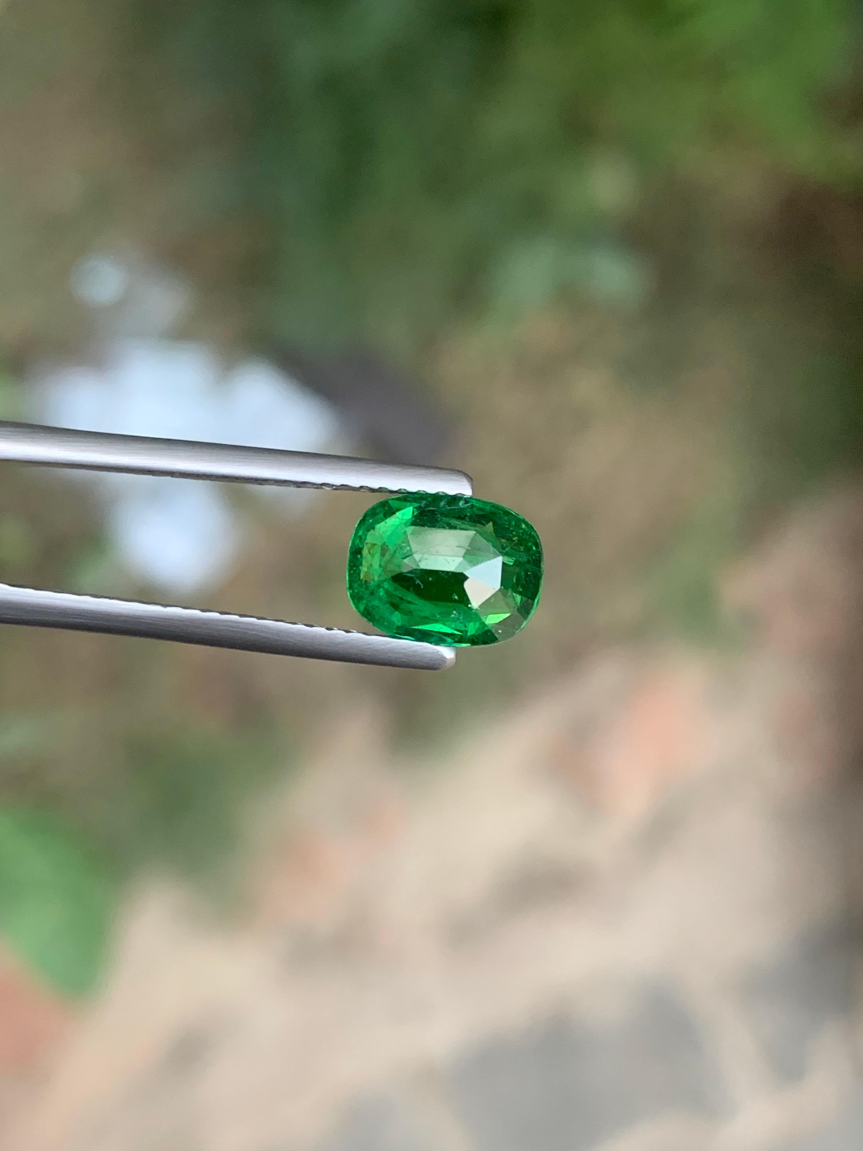 Taille coussin AIG Certified 2.32 Carat Natural Loose Tsavorite Garnet Cushion Cut Gemstone (pierre précieuse de taille coussin) en vente