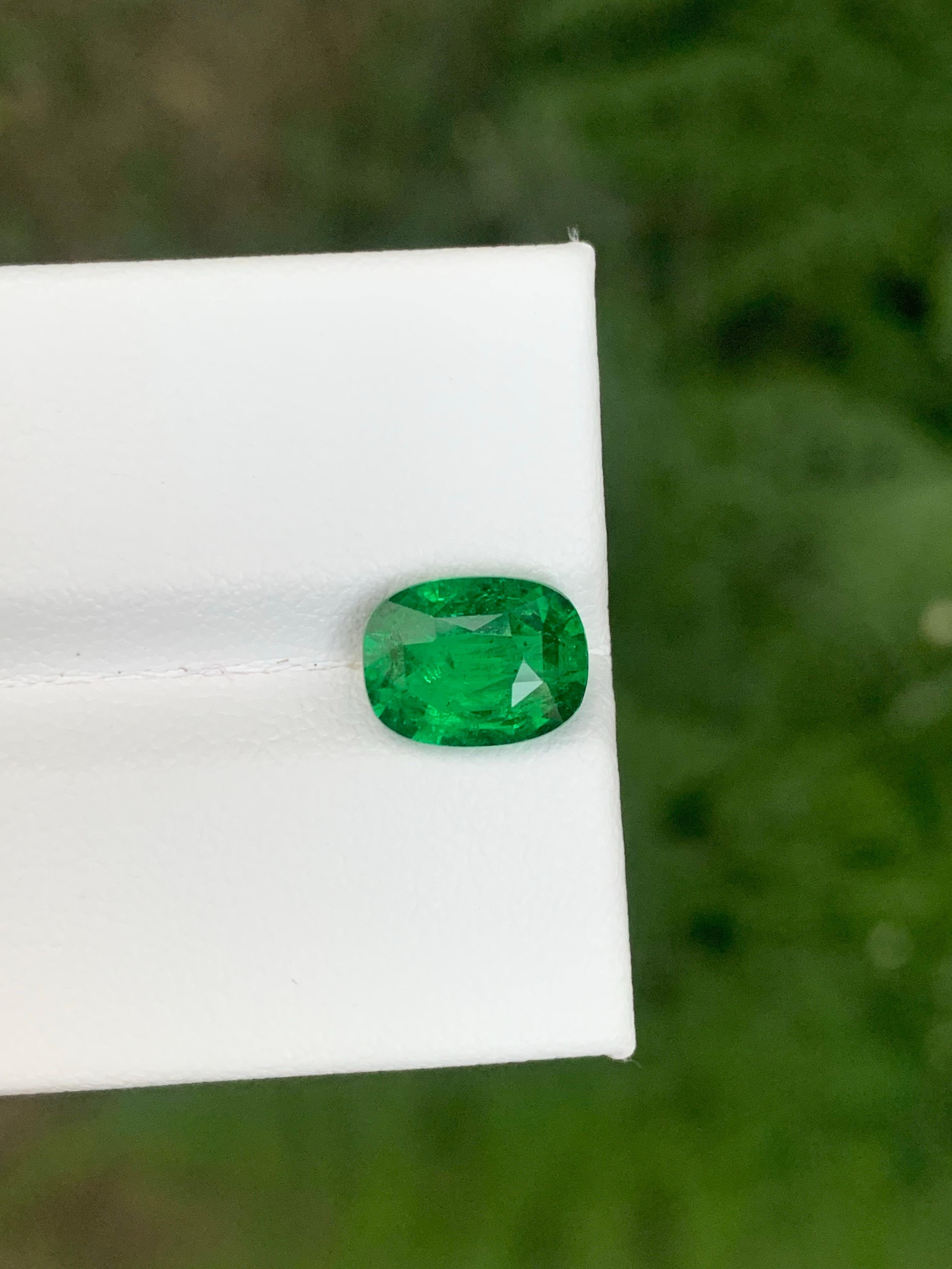 AIG Certified 2.32 Carat Natural Loose Tsavorite Garnet Cushion Cut Gemstone (pierre précieuse de taille coussin) Neuf - En vente à Peshawar, PK