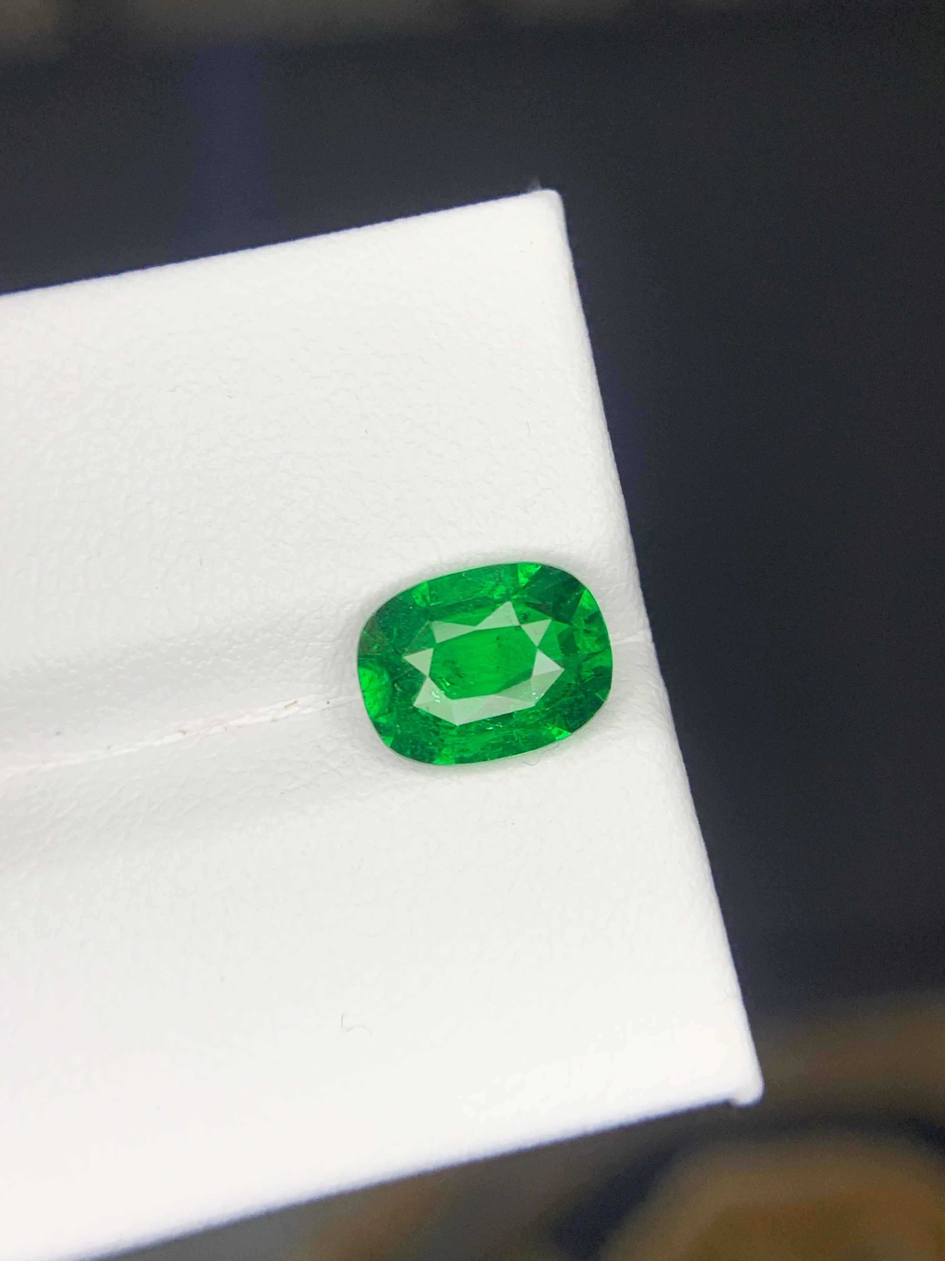 AIG Certified 2.32 Carat Natural Loose Tsavorite Garnet Cushion Cut Gemstone (pierre précieuse de taille coussin) Unisexe en vente