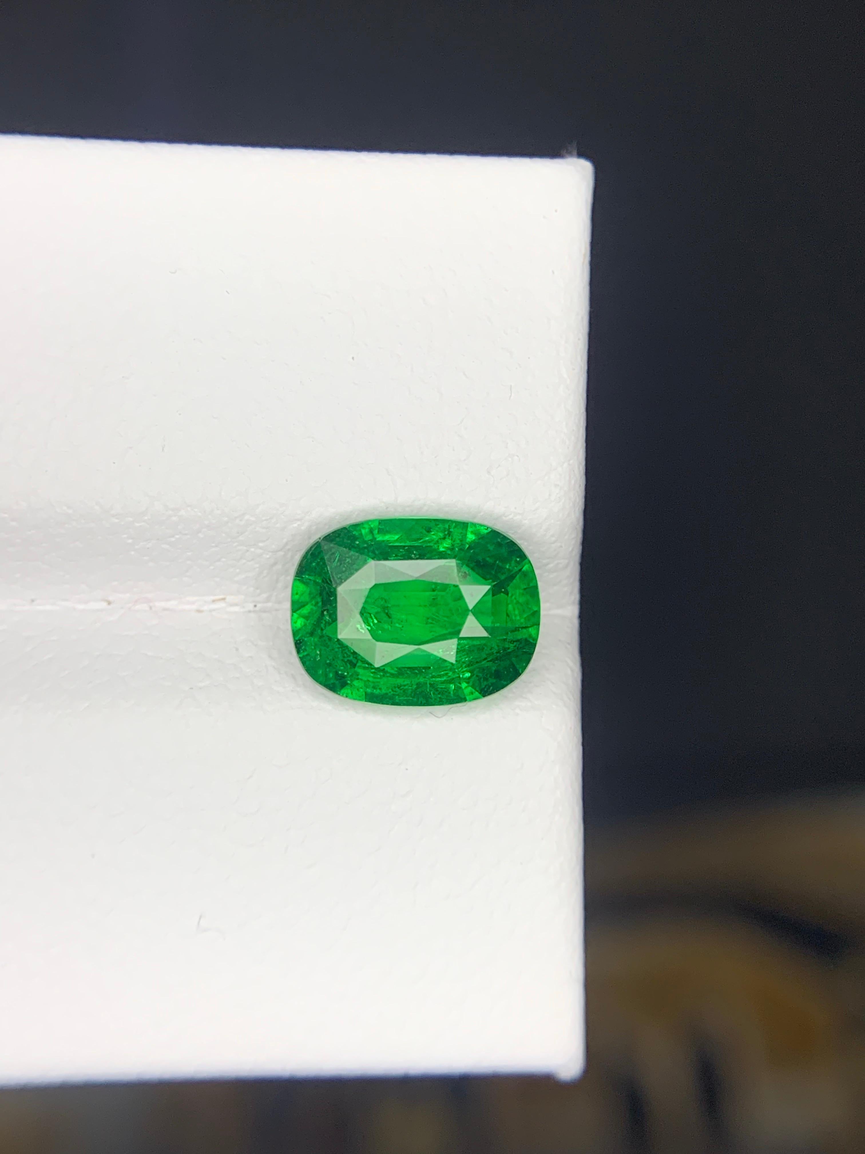 AIG Certified 2.32 Carat Natural Loose Tsavorite Garnet Cushion Cut Gemstone (pierre précieuse de taille coussin) en vente 1