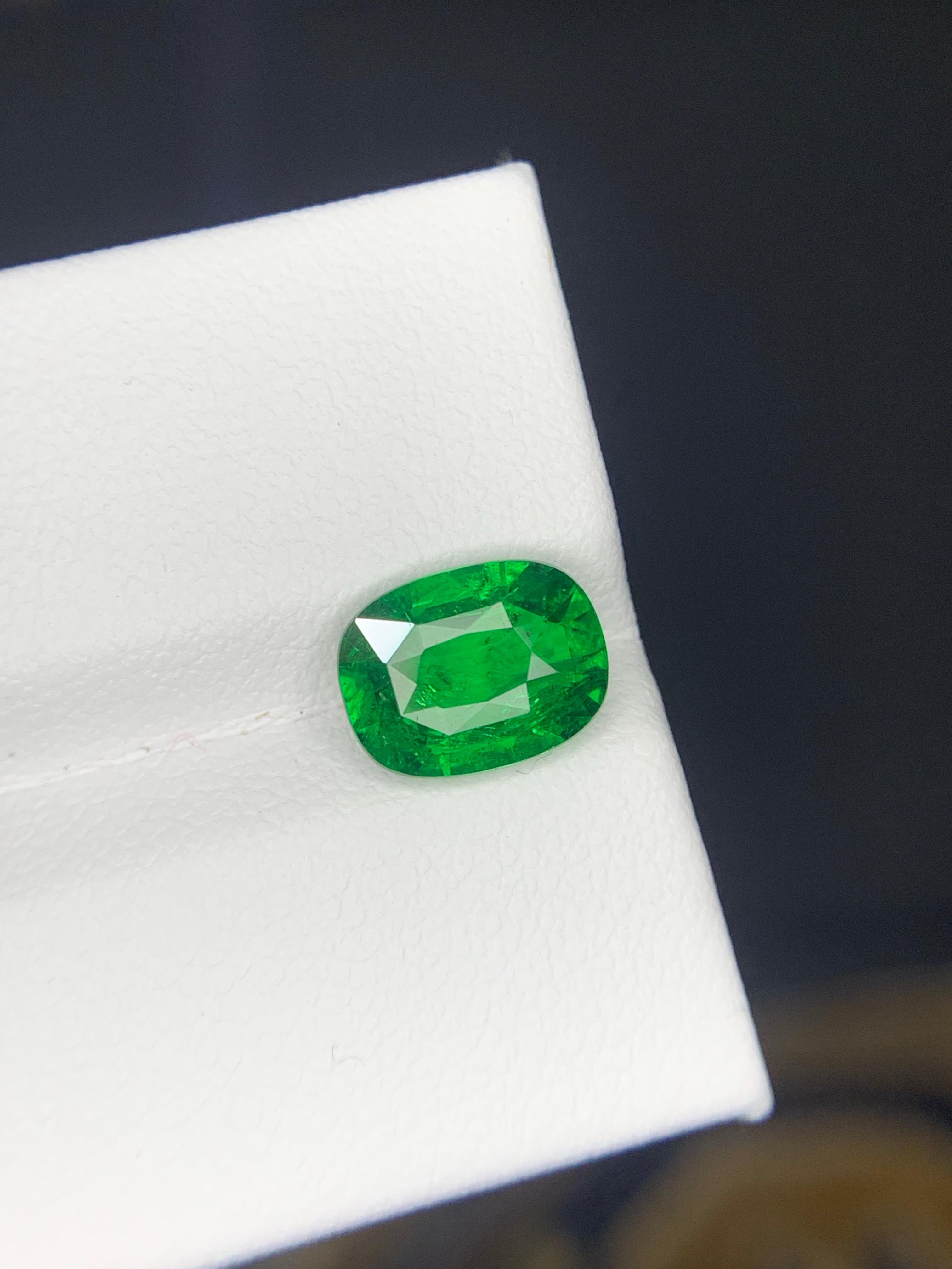 AIG Certified 2.32 Carat Natural Loose Tsavorite Garnet Cushion Cut Gemstone (pierre précieuse de taille coussin) en vente 2