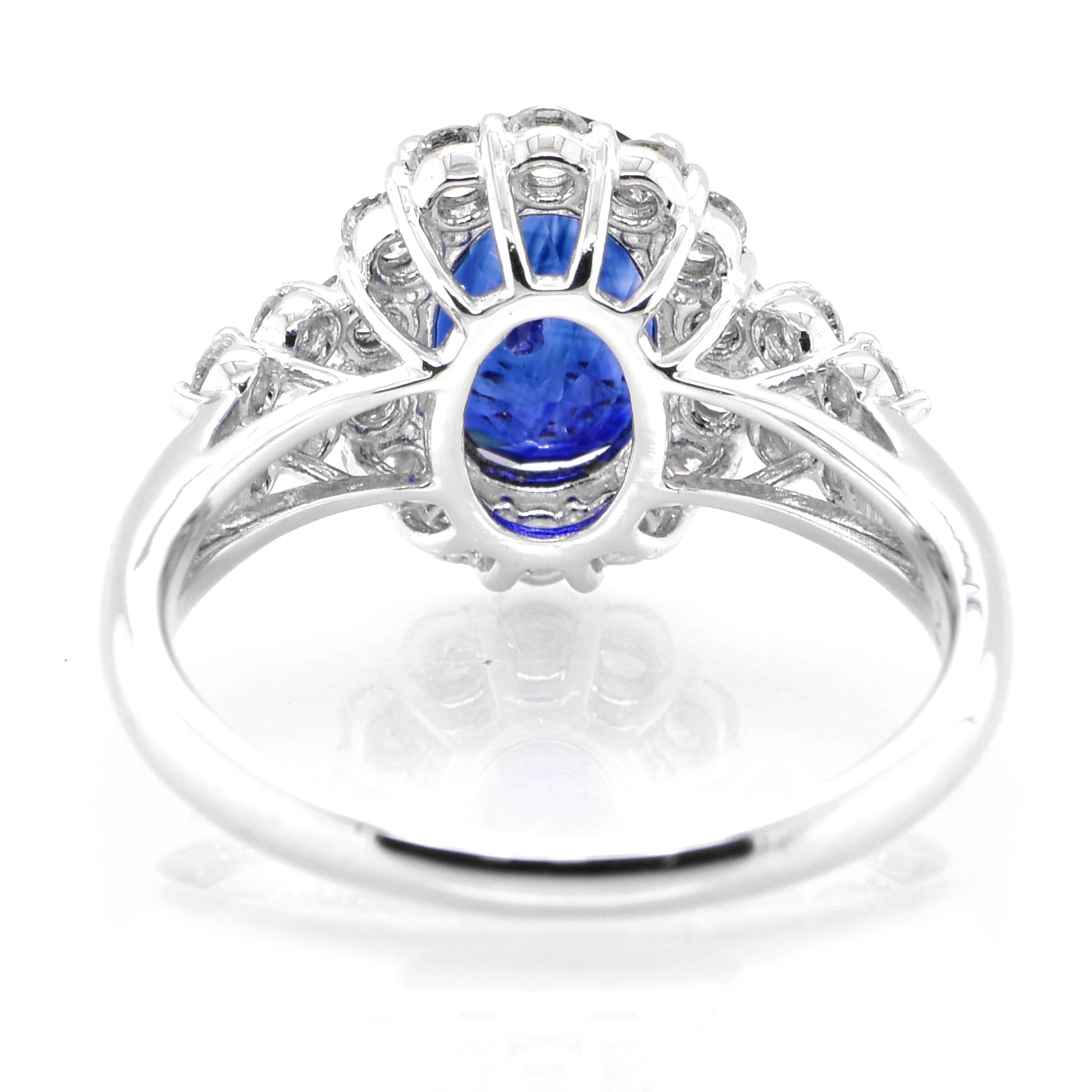 Saphir bleu royal certifié AIG de 2,33 carats et diamants sertis en platine Pour femmes en vente