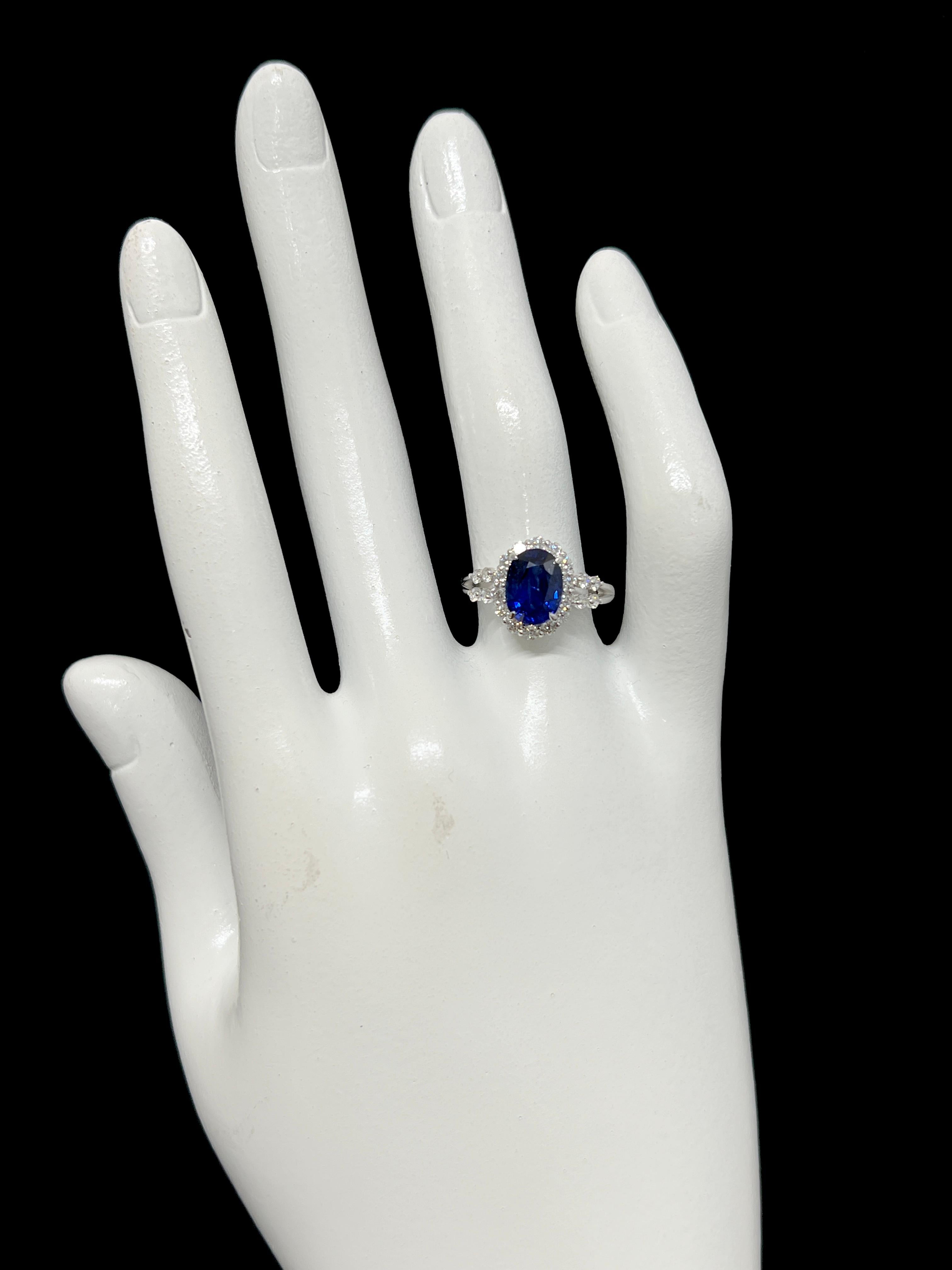 AIG Certified 2.33 Carat Royal Blue Sapphire and Diamond Set in Platinum For Sale 1