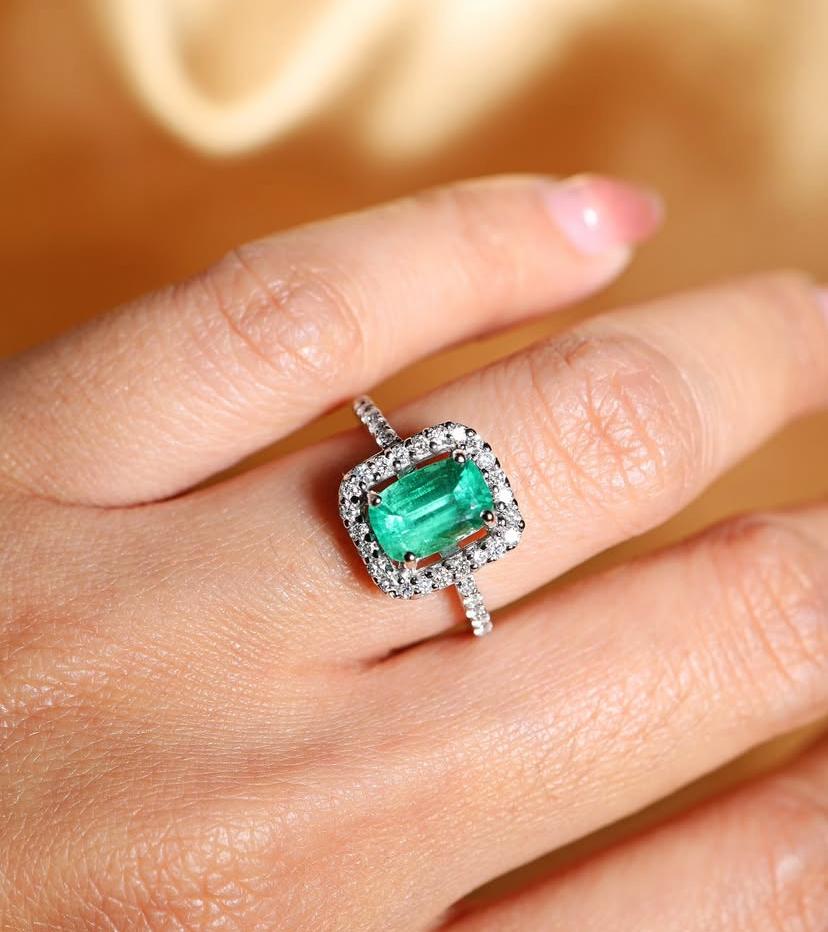 AIG Certified 2.45 Carats Zambian Emeralds Diamonds 18K Gold Ring In New Condition For Sale In Massafra, IT