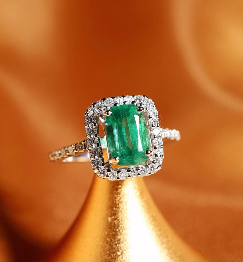 Women's AIG Certified 2.45 Carats Zambian Emeralds Diamonds 18K Gold Ring For Sale