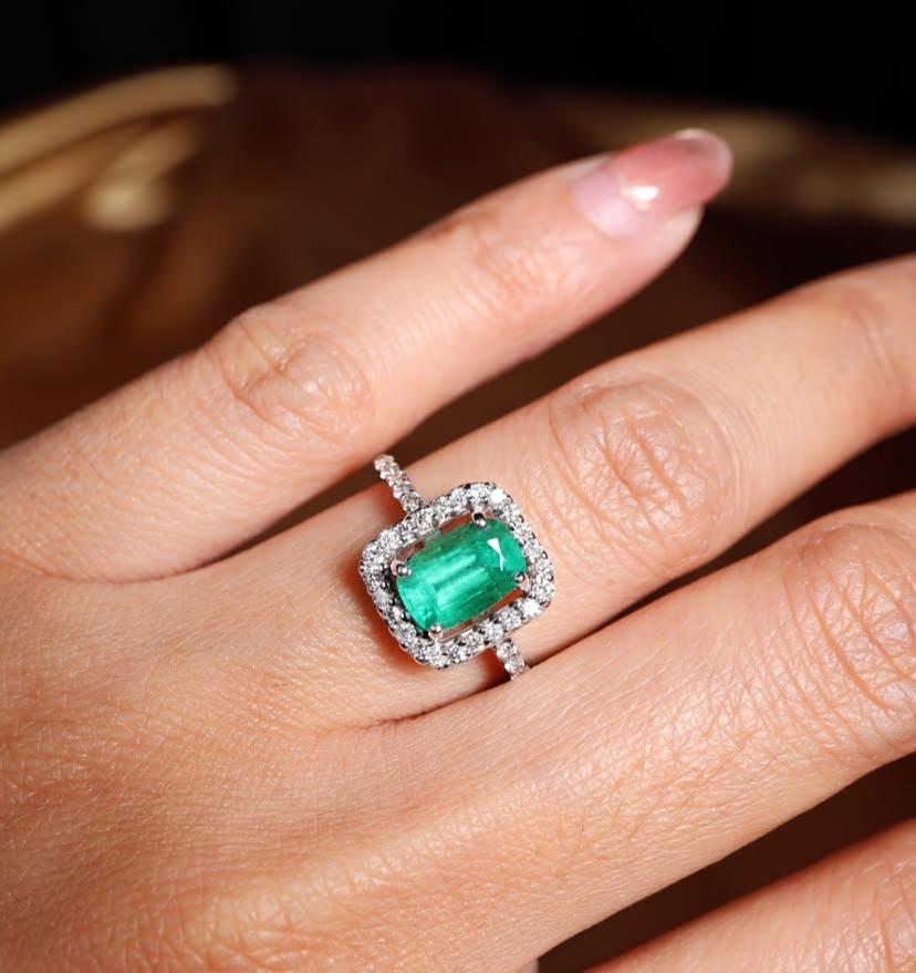 AIG Certified 2.45 Carats Zambian Emeralds Diamonds 18K Gold Ring For Sale 1