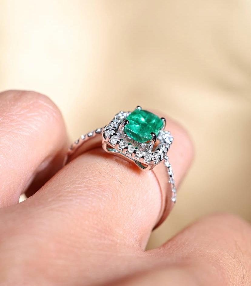 AIG Certified 2.45 Carats Zambian Emeralds Diamonds 18K Gold Ring For Sale 2