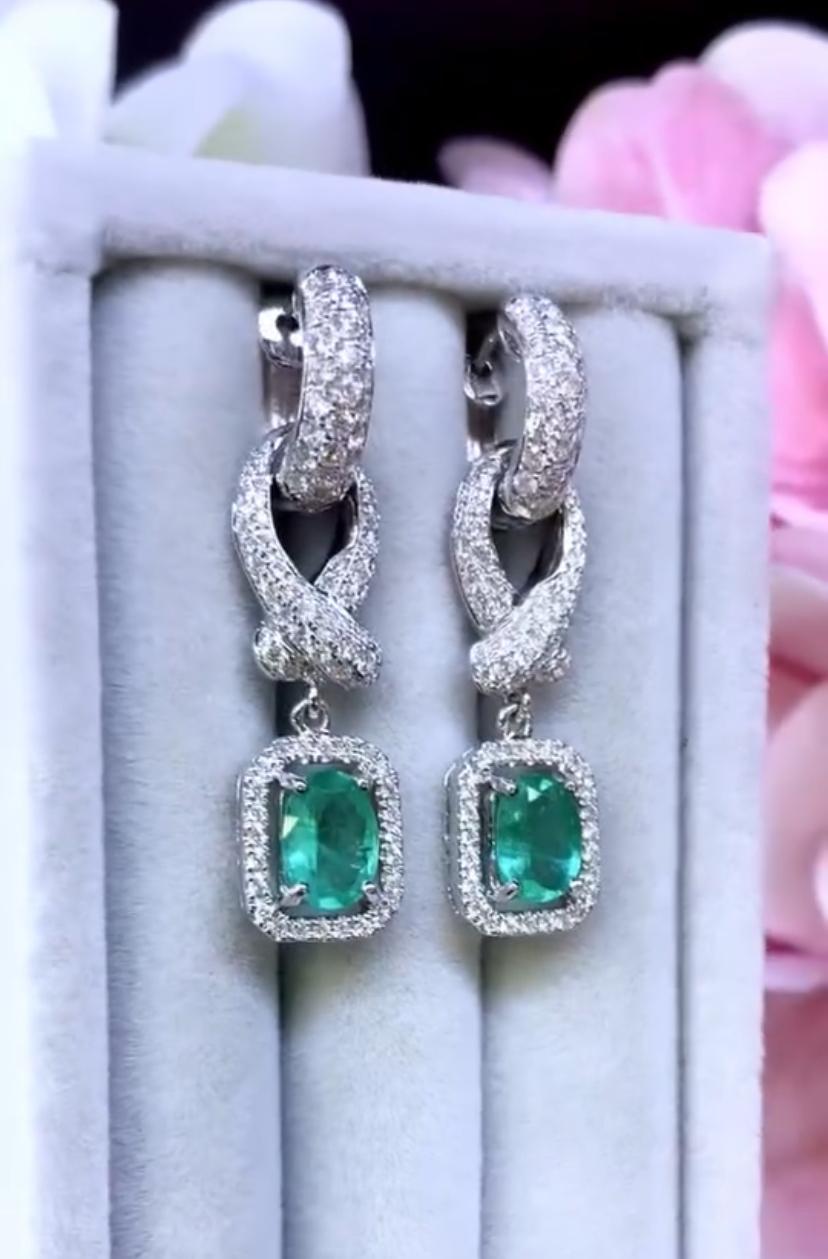 Taglio ovale Orecchini in oro 18k con smeraldi dello Zambia certificati AIG da 2,45 carati e diamanti da 1,90 carati in vendita
