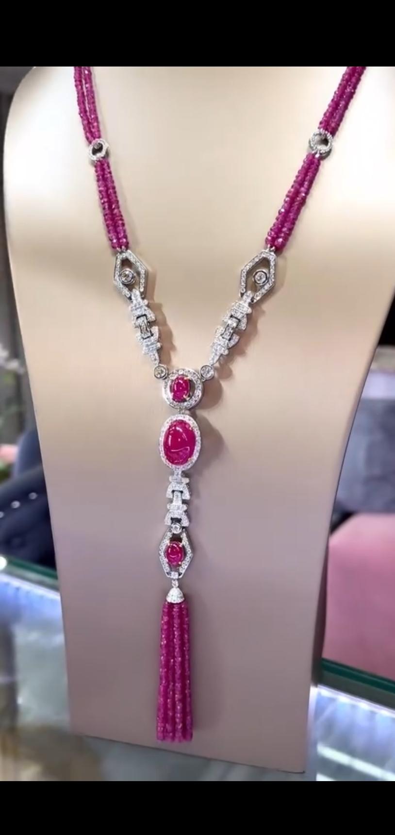 Un'esclusiva collana di rubini e diamanti dal design Art Decò, così elegante e raffinato.
Eleva la tua bellezza senza tempo e aggiungi un tocco di colore al tuo look.
La magnifica collana è realizzata in oro 18 carati con 3 pezzi di  Rubini naturali