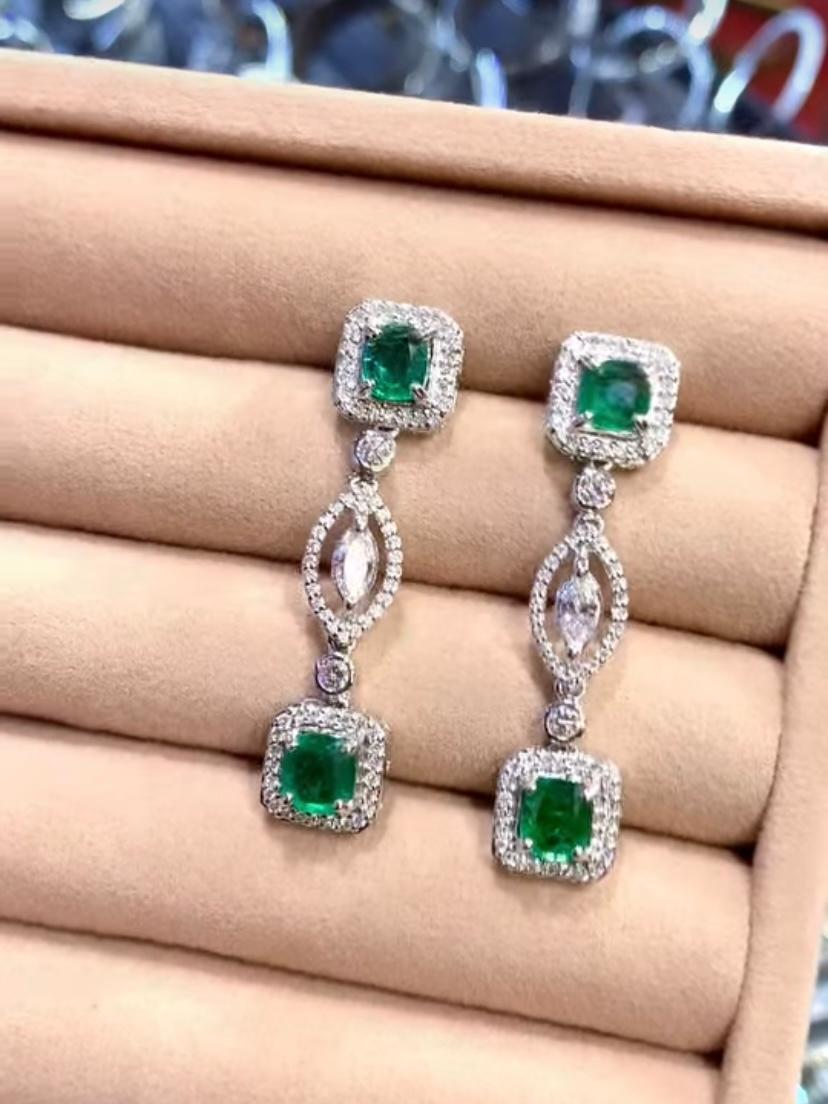 Paire de boucles d'oreilles exclusives en émeraudes et diamants, en  un design particulier, si élégant et si sophistiqué.
Rehaussez votre look et ajoutez une touche de classe et de charme à votre tenue .
Cette magnifique pièce en or 18 carats est