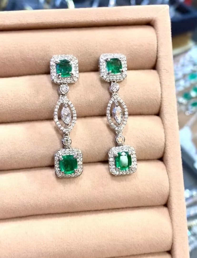 Boucles d'oreilles en or 18 carats certifiées AIG 2,48 carats d'émeraudes zambiennes 1,51 carats de diamants en vente 1
